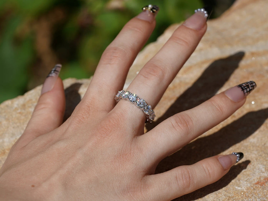 Strahlender Moissanite Ring aus Silber mit 5mm Moissaniten im Sonnenlicht