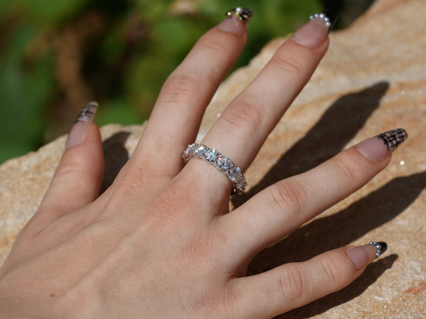 Strahlender Moissanite Ring aus Silber mit 5mm Moissaniten im Sonnenlicht