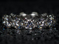 Moissanite Eternity Ring mit großen 5 mm Steinen frontal aufgenommen, intensives Funkeln bei echtem Licht, 925 Silber & 18K Weißgold, echte Fotos ohne KI