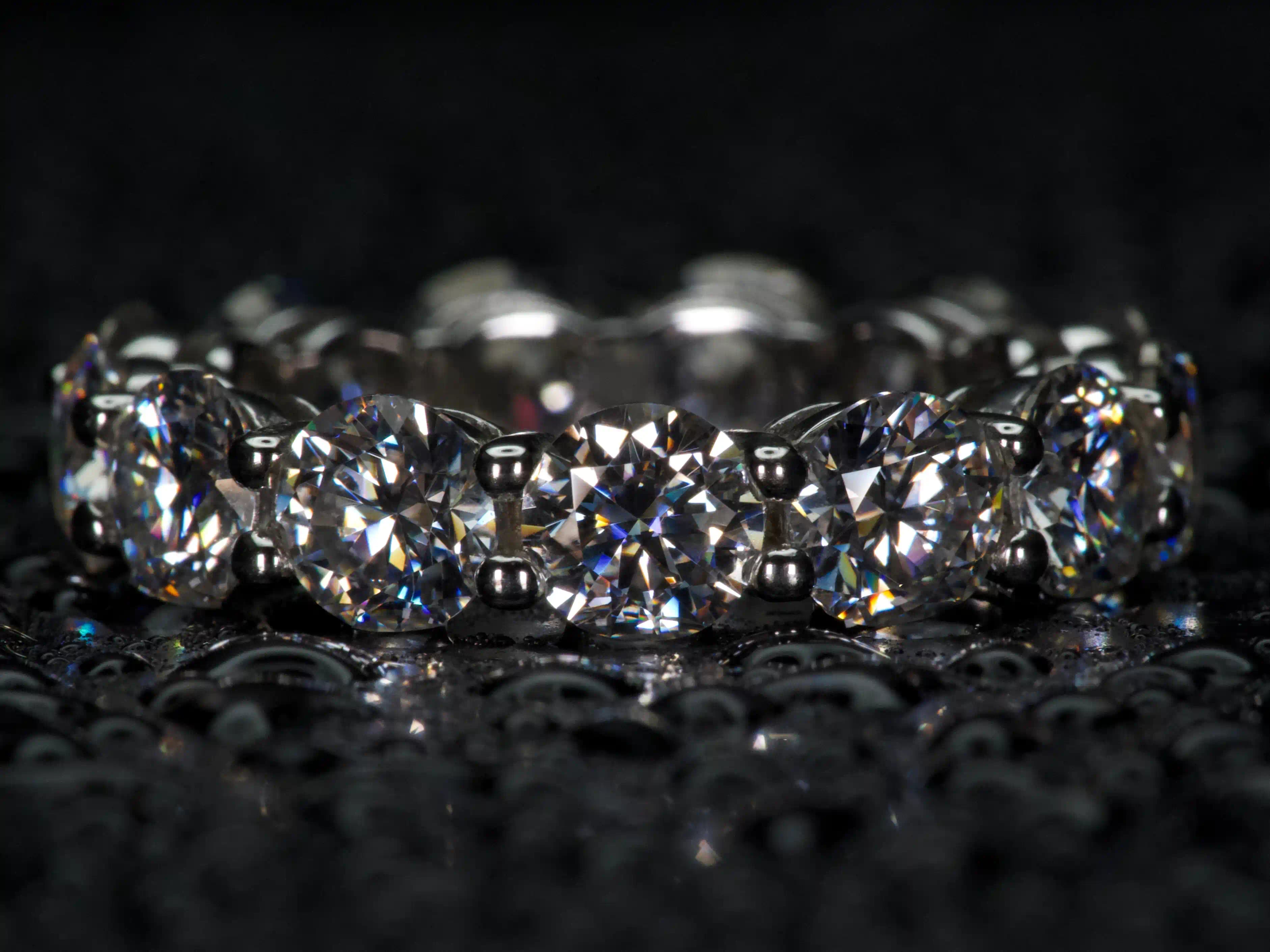 Moissanite Eternity Ring mit großen 5 mm Steinen frontal aufgenommen, intensives Funkeln bei echtem Licht, 925 Silber & 18K Weißgold, echte Fotos ohne KI