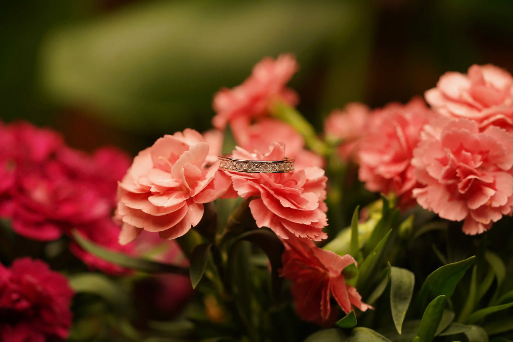 Moissanite Eternity Ring aus 925 Silber mit Weißgold Veredelung – intensives Funkeln im echten Licht, sichtbar im Alltag, echte Aufnahme