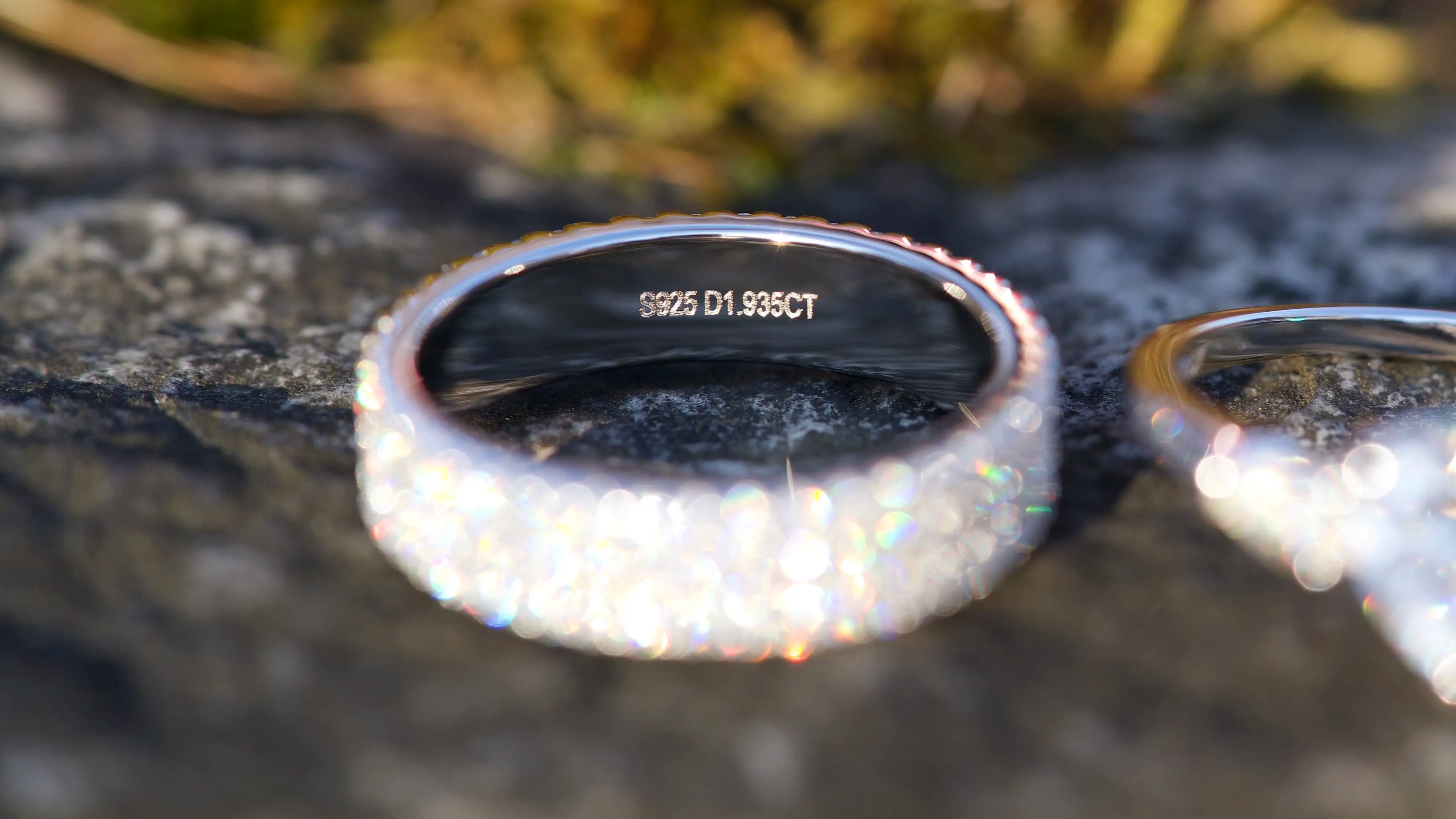 Echte Fotos von einem 3-reihigen Moissanite Eternity Ring aus 925 Silber mit Weißgold Veredelung. S925 und CT Stempel im Fokus. Stärkeres Funkeln als bei Diamanten, diamantähnliche Härte und robust für den Alltag. Zeitloser Schmuck als Geschenk das lange in Erinnerung bleibt.