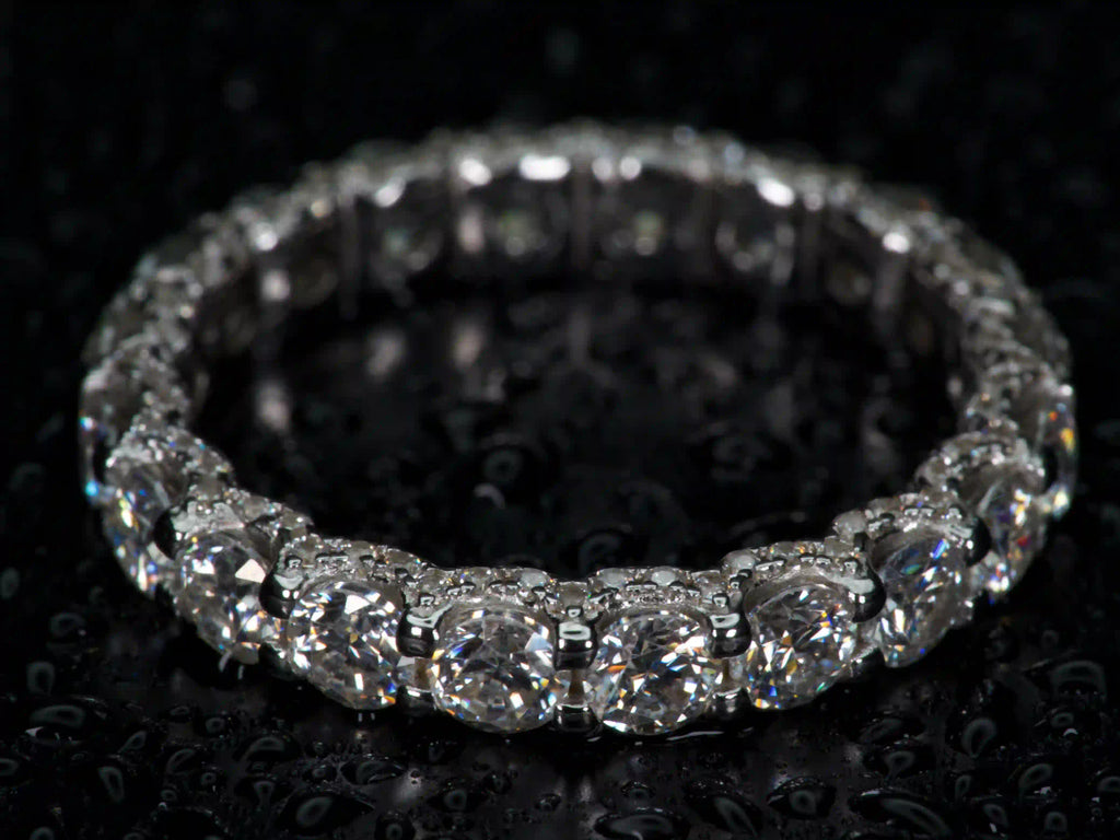 Ansicht von oben eines Moissanite Eternity Pavé Rings – rundumlaufende Brillant Steine erzeugen gleichmäßiges, luxuriöses Funkeln