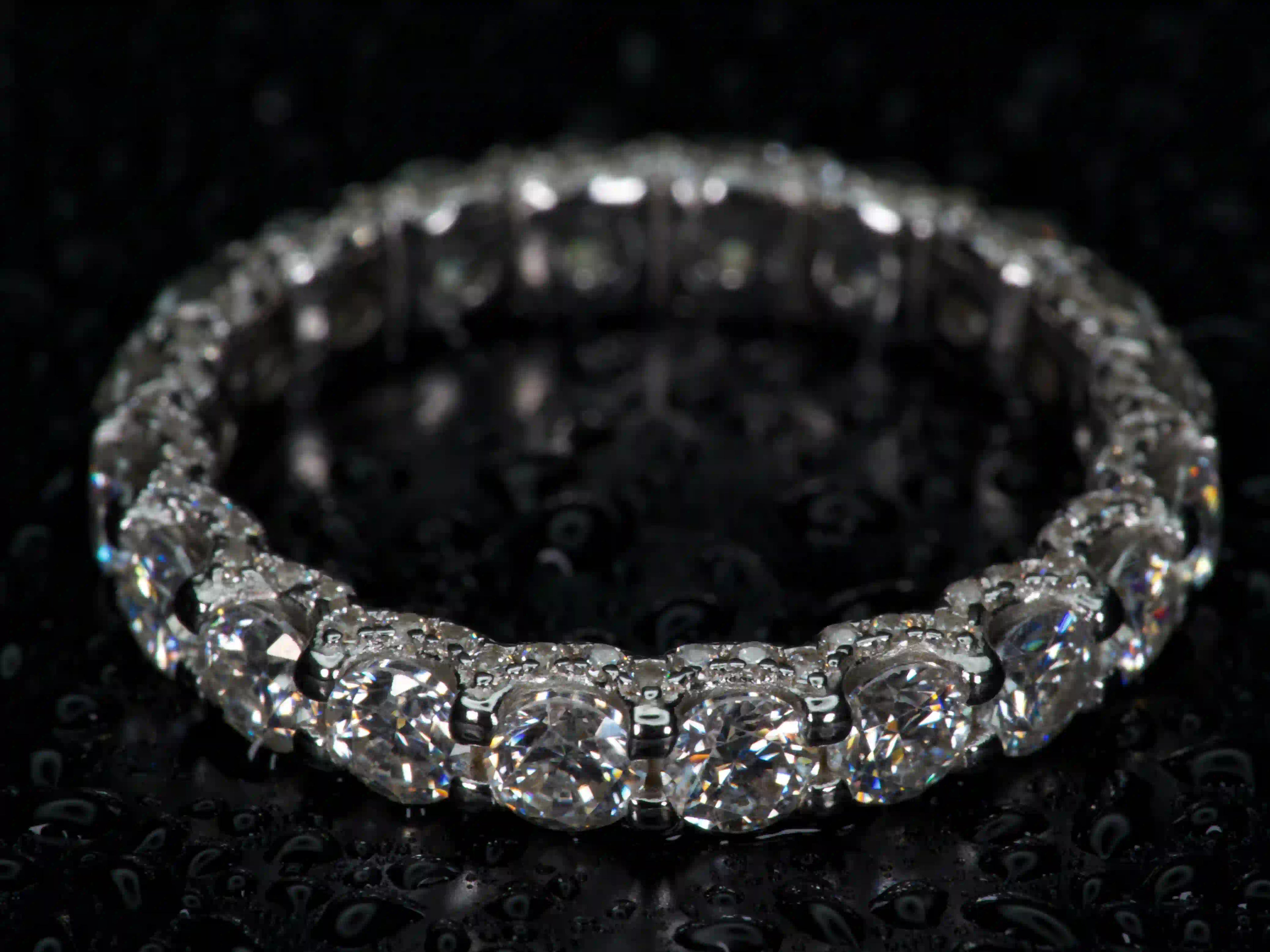 Ansicht von oben eines Moissanite Eternity Pavé Rings – rundumlaufende Brillant Steine erzeugen gleichmäßiges, luxuriöses Funkeln