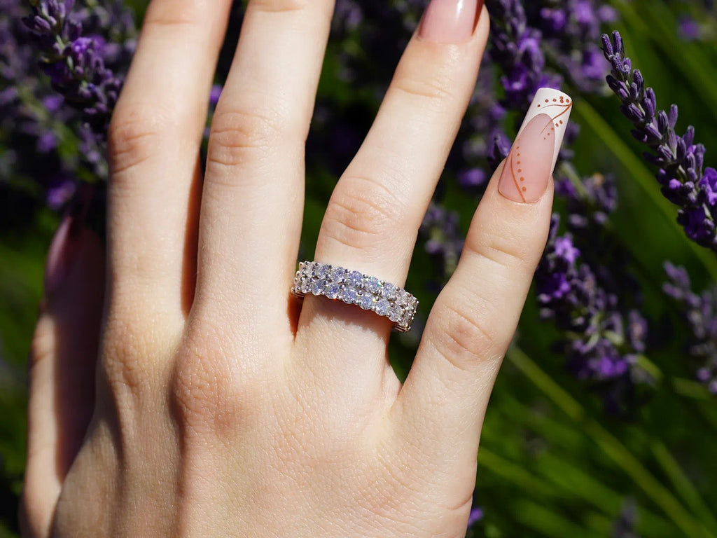 Moissanite Eternity Ring getragen in der Sonne auf der Hand, extrem starkes Funkeln wie Diamant im Tageslicht, echte Fotos ohne KI
