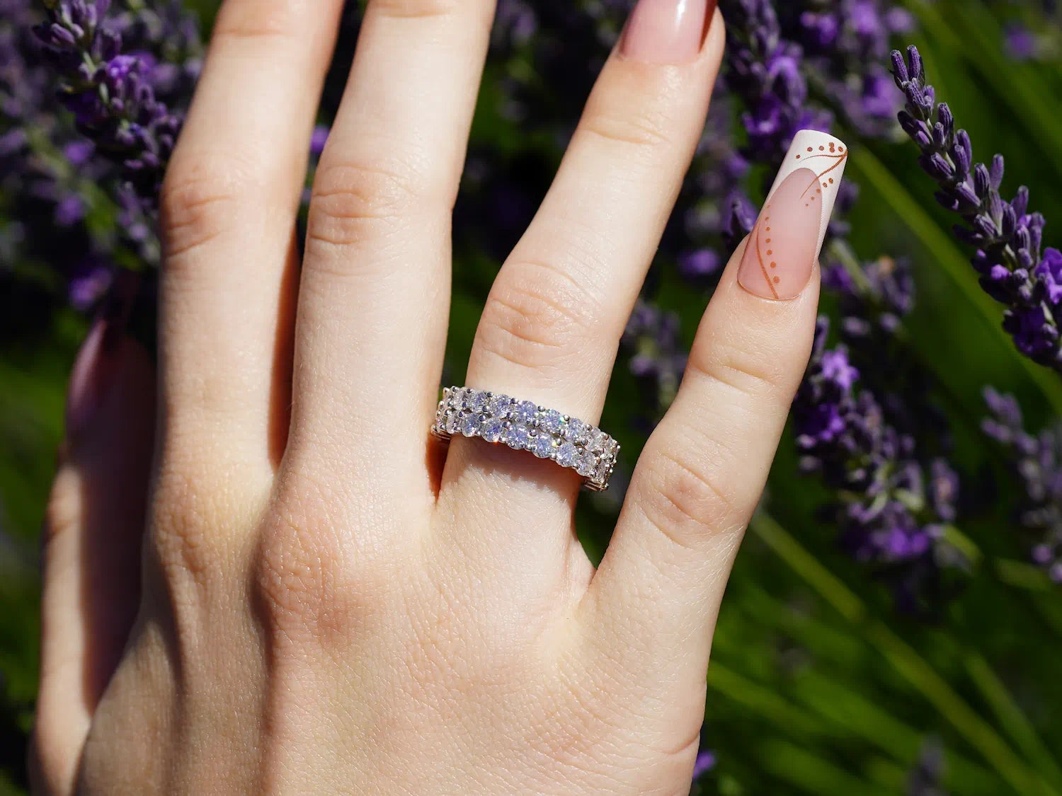Moissanite Eternity Ring getragen in der Sonne auf der Hand, extrem starkes Funkeln wie Diamant im Tageslicht, echte Fotos ohne KI