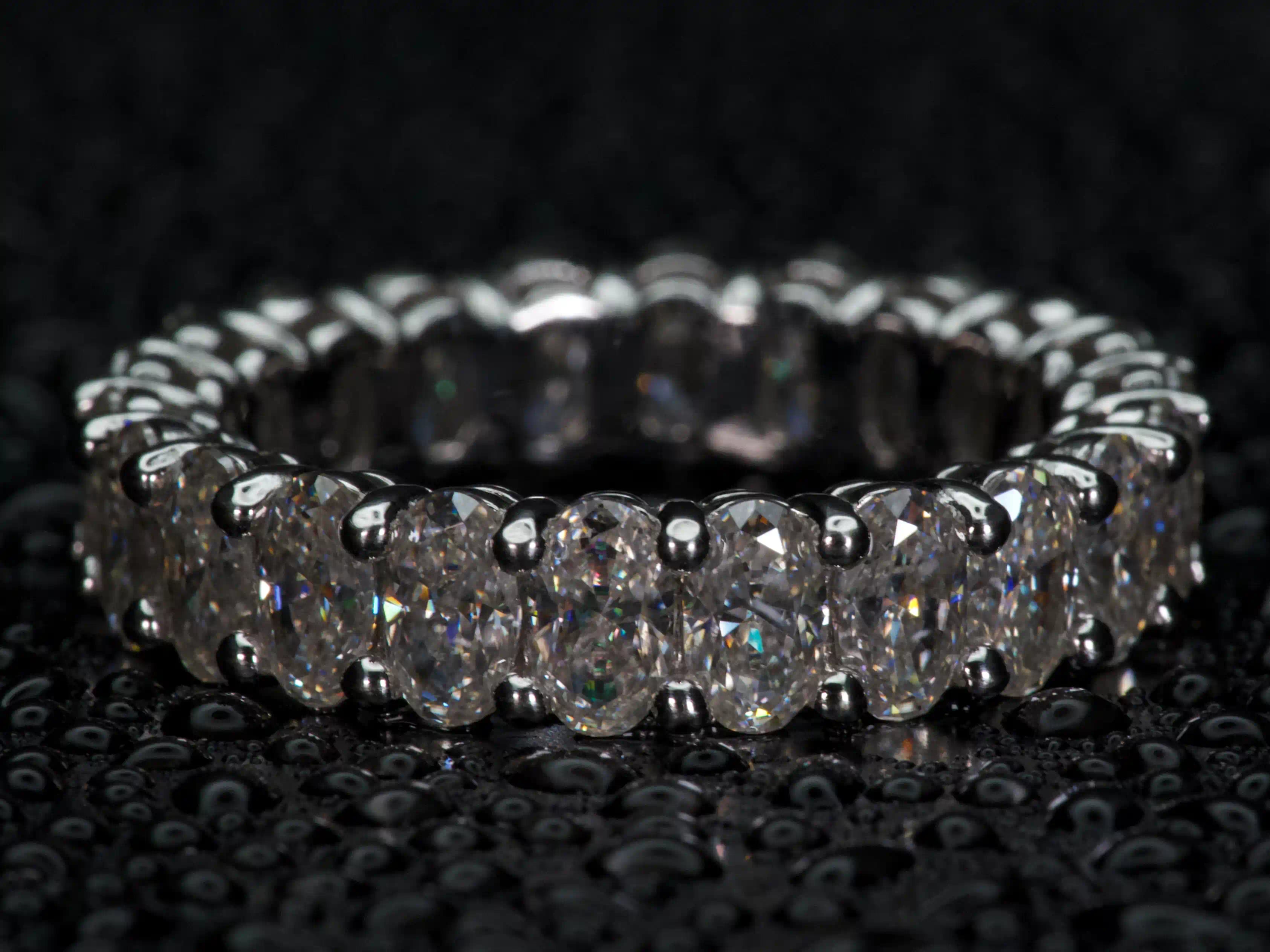 Moissanite Eternity Ring oval rundum besetzt im echten Licht, extrem starkes Funkeln wie Diamant sichtbar, echte Fotos ohne KI 925 Silber Weißgold