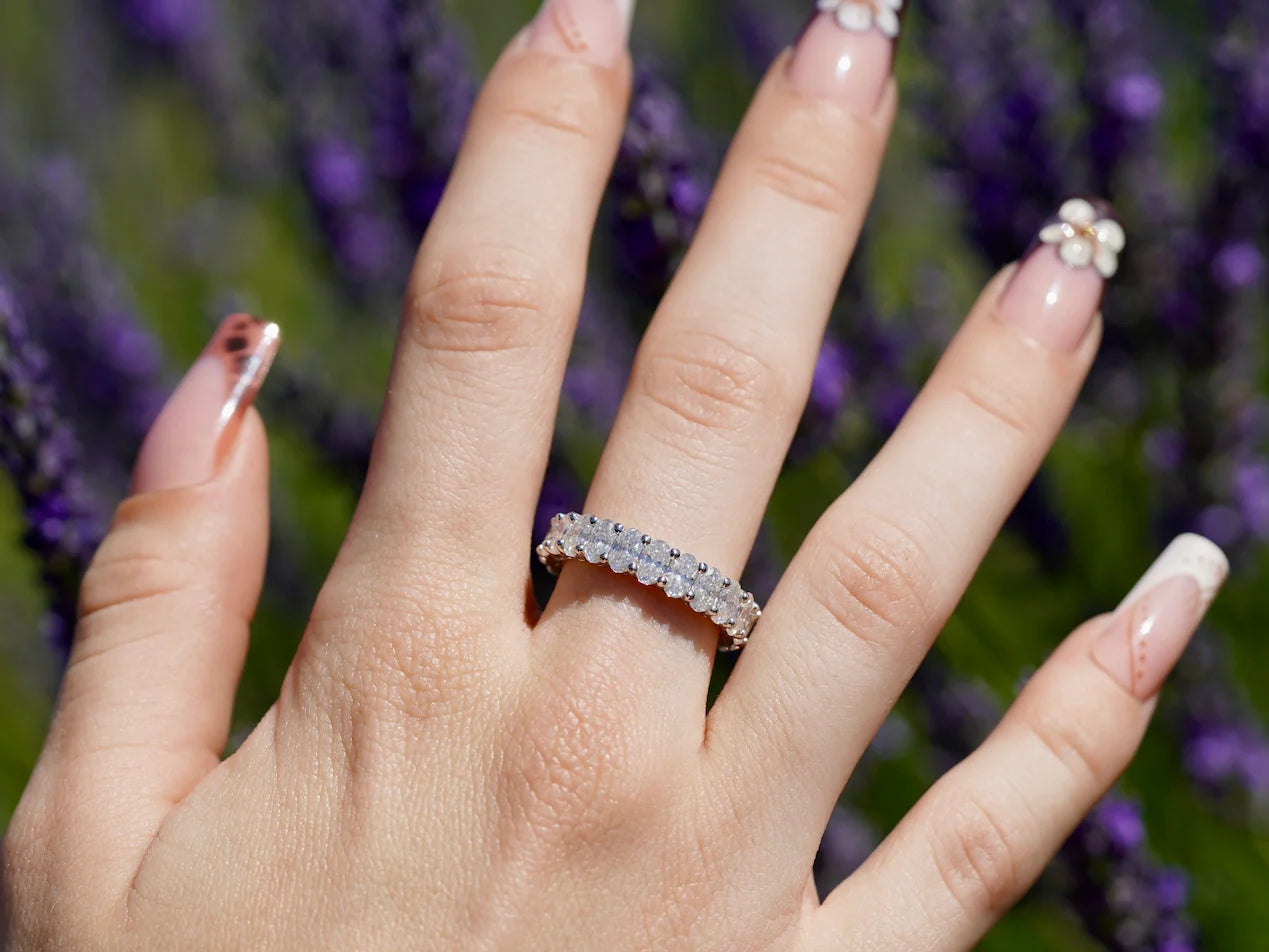 Moissanite Eternity Ring oval getragen in der Sonne auf der Hand, starkes Funkeln wie Diamant im Tageslicht, echte Fotos ohne KI