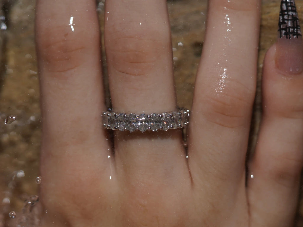Moissanite Eternity Ring oval im Wasser getragen, intensives Funkeln trotz Wasser und Bewegung sichtbar, echte Fotos ohne KI
