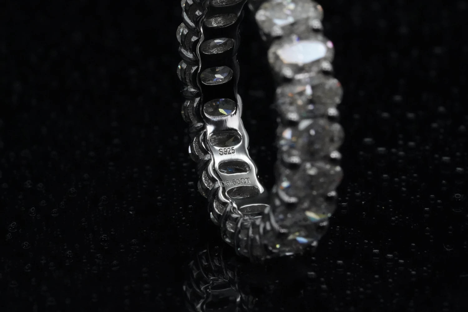 Detailaufnahme des Moissanite Eternity-Rings mit Ovalschliff – Verarbeitung, Fassung und Materialstruktur