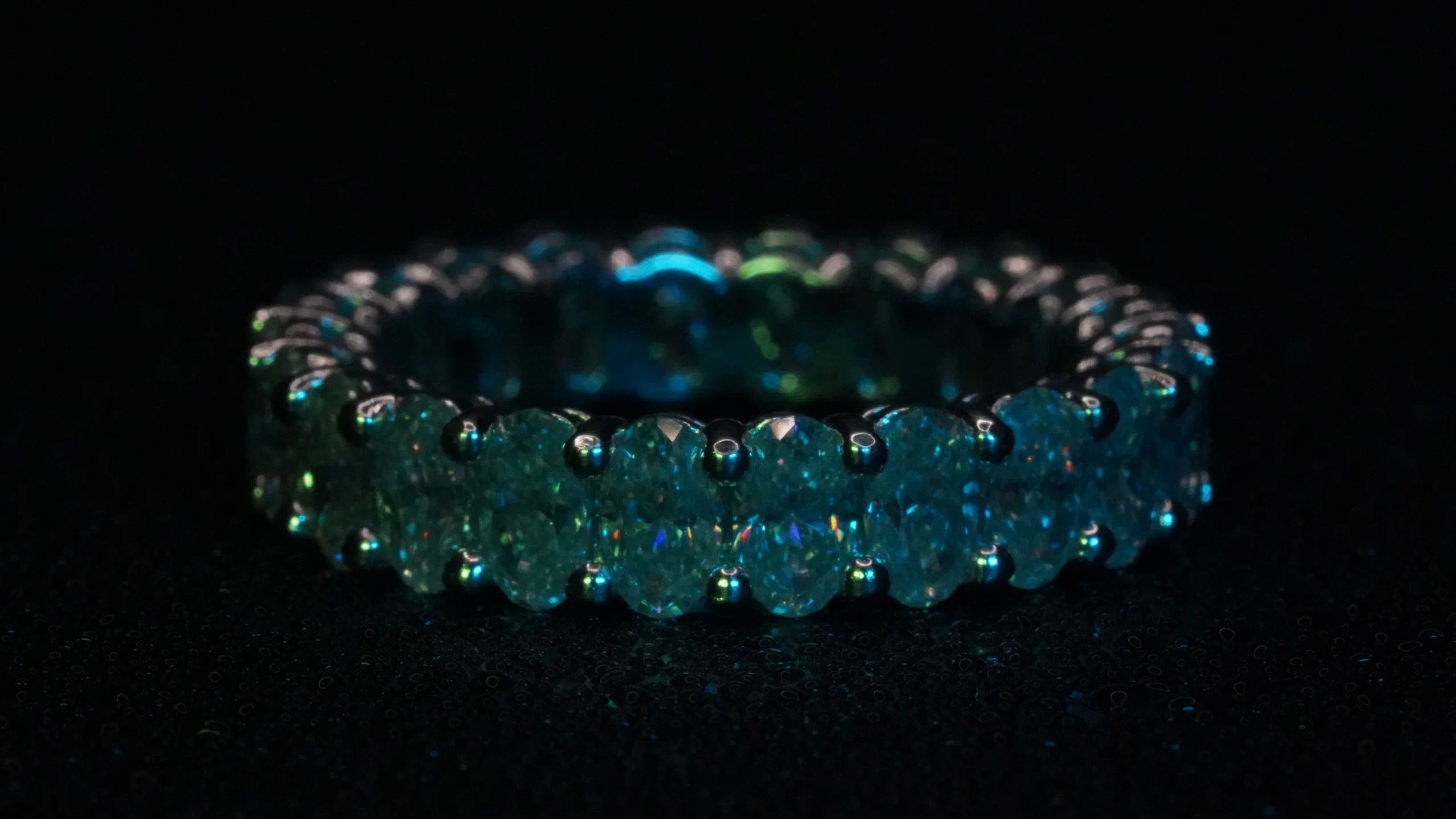 Moissanite Eternity Ring mit Oval Moissaniten in Blauem licht