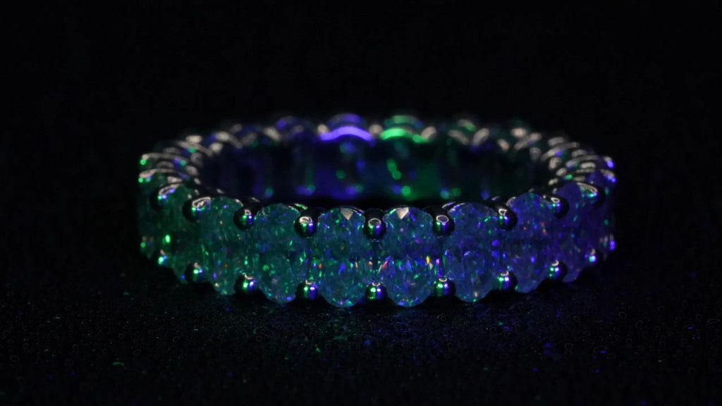 Moissanite Eternity Ring aus Sterling Silber mit Oval Steinen in blau Licht