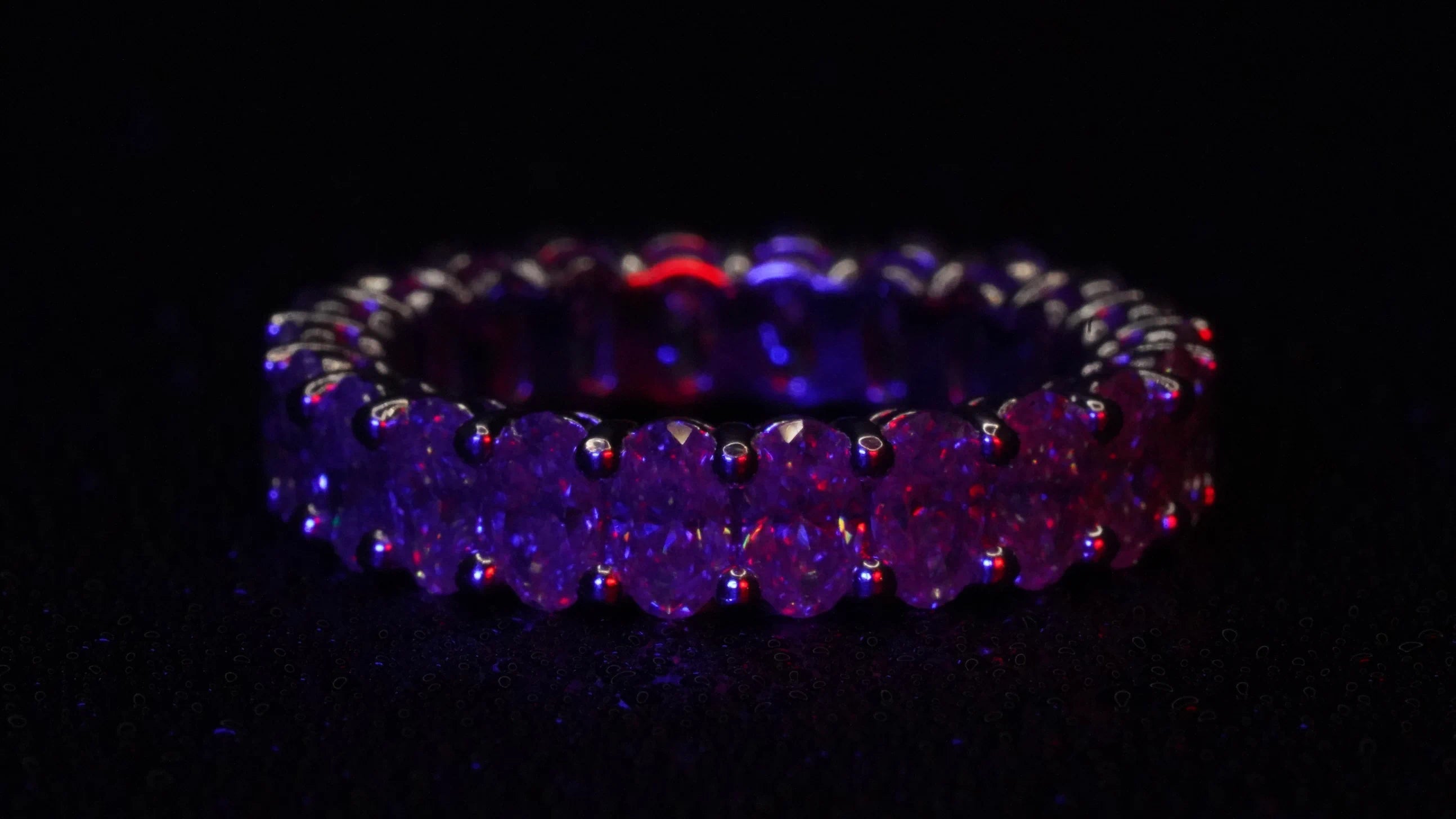 Moissanite Eternity Ring mit Oval Schliff in Rot-blau Licht