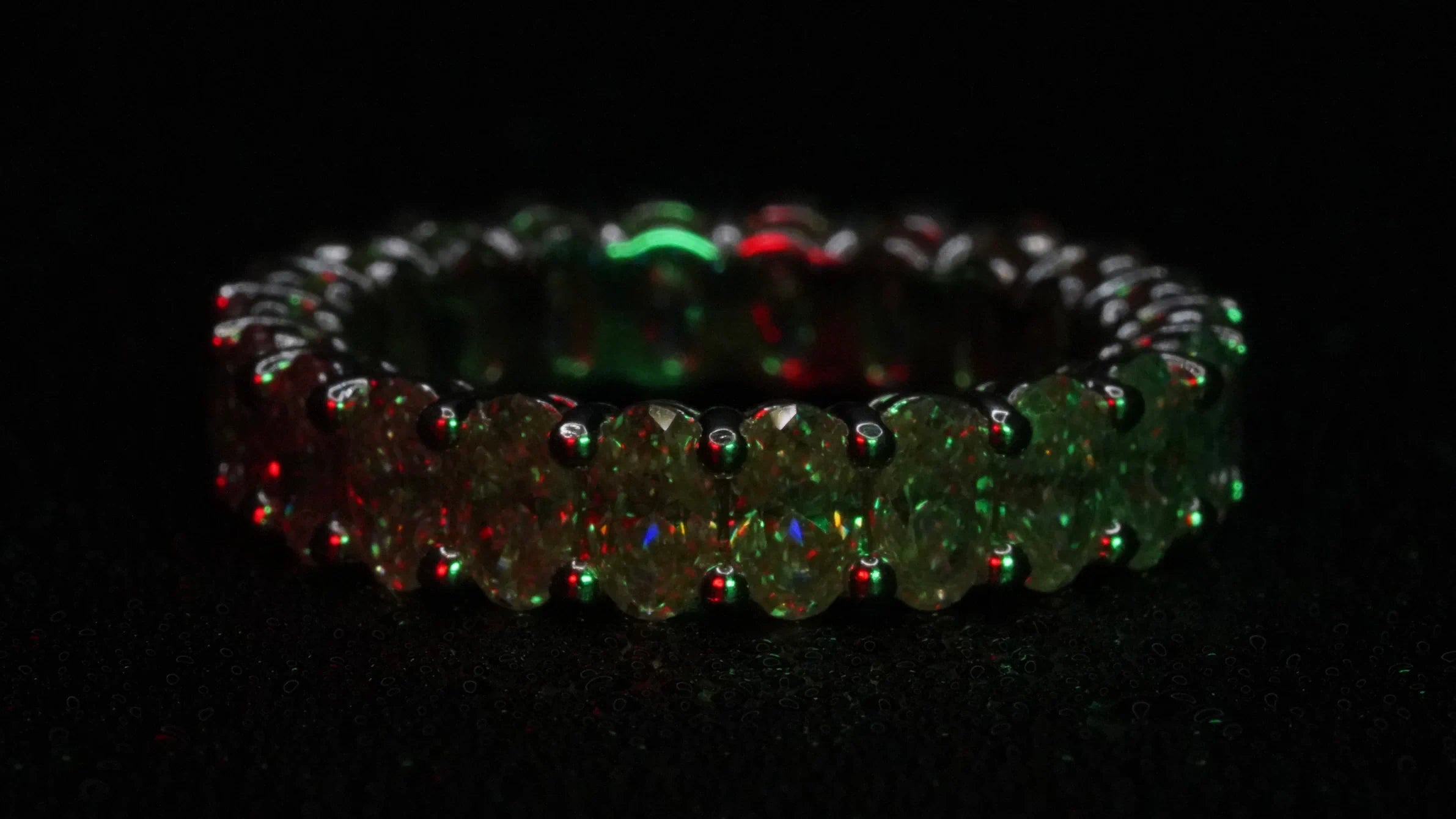 Moissanite Ring mit Oval Moissaniten im Eternity Style in Rot und Grünem Licht
