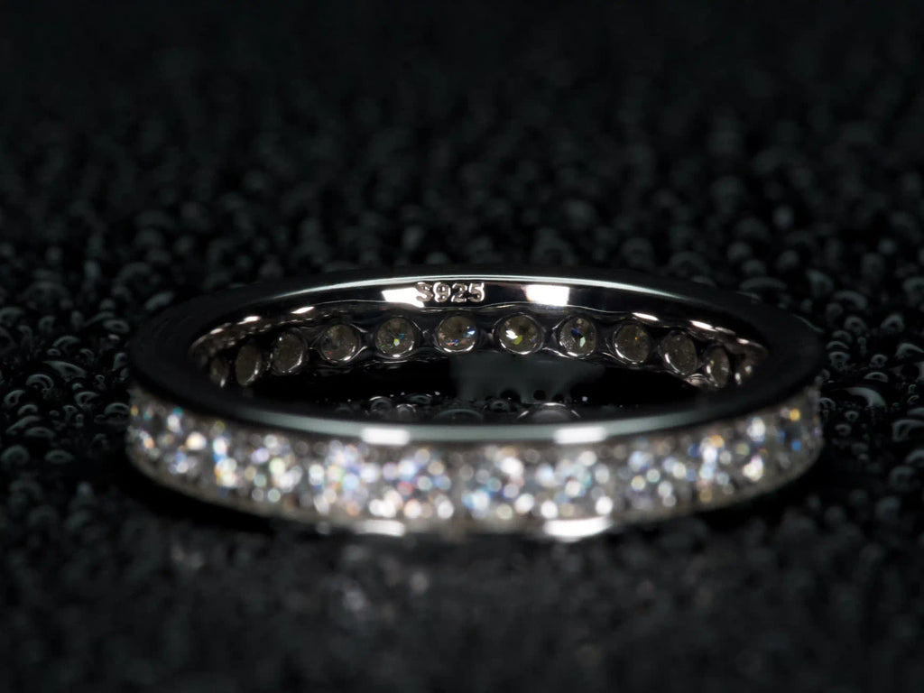 Makroaufnahme eines S925 Stempels an einem Moissanite Eternity Ring – Echtheitsnachweis für 925 Sterling Silber