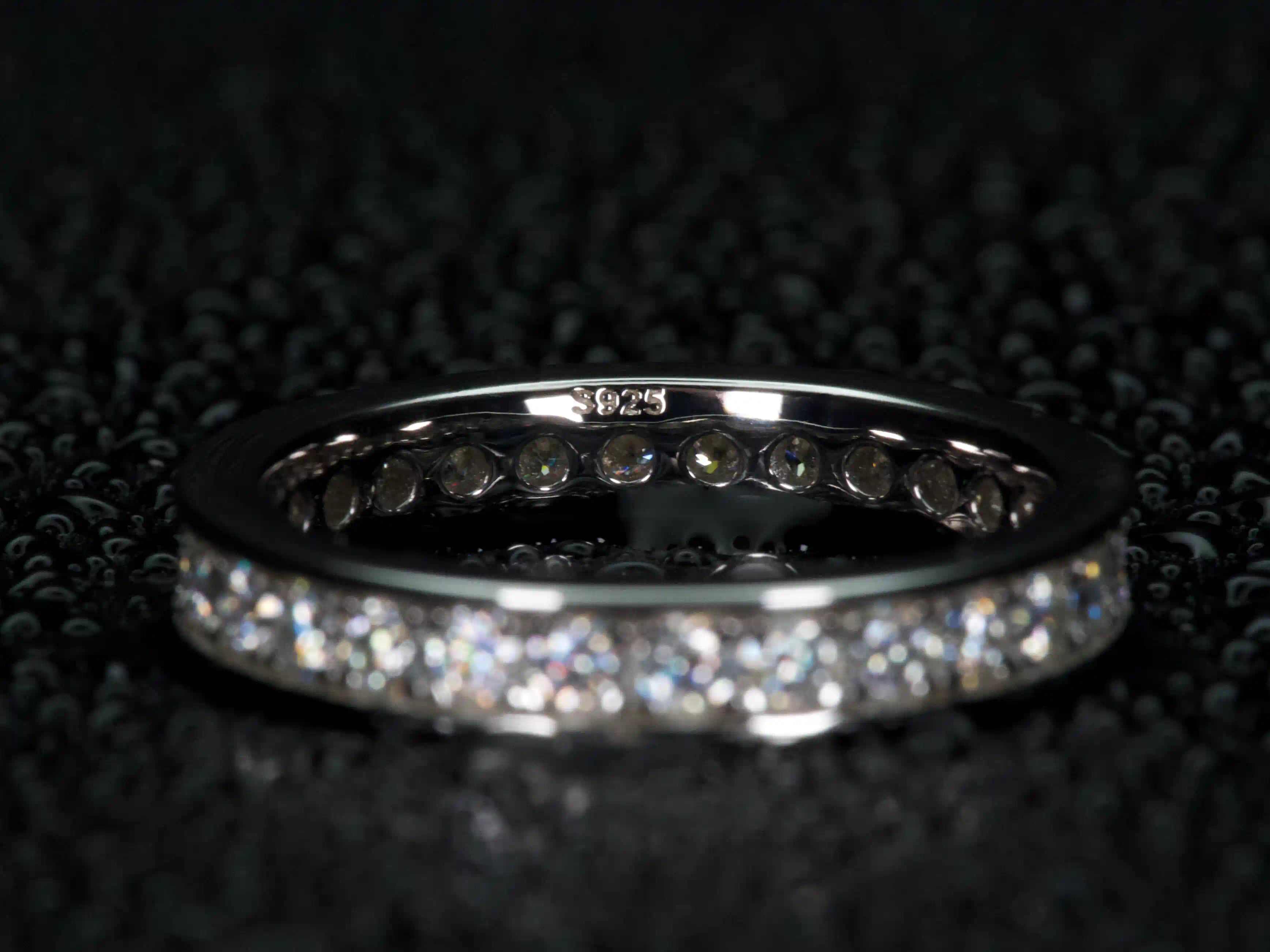 Makroaufnahme eines S925 Stempels an einem Moissanite Eternity Ring – Echtheitsnachweis für 925 Sterling Silber