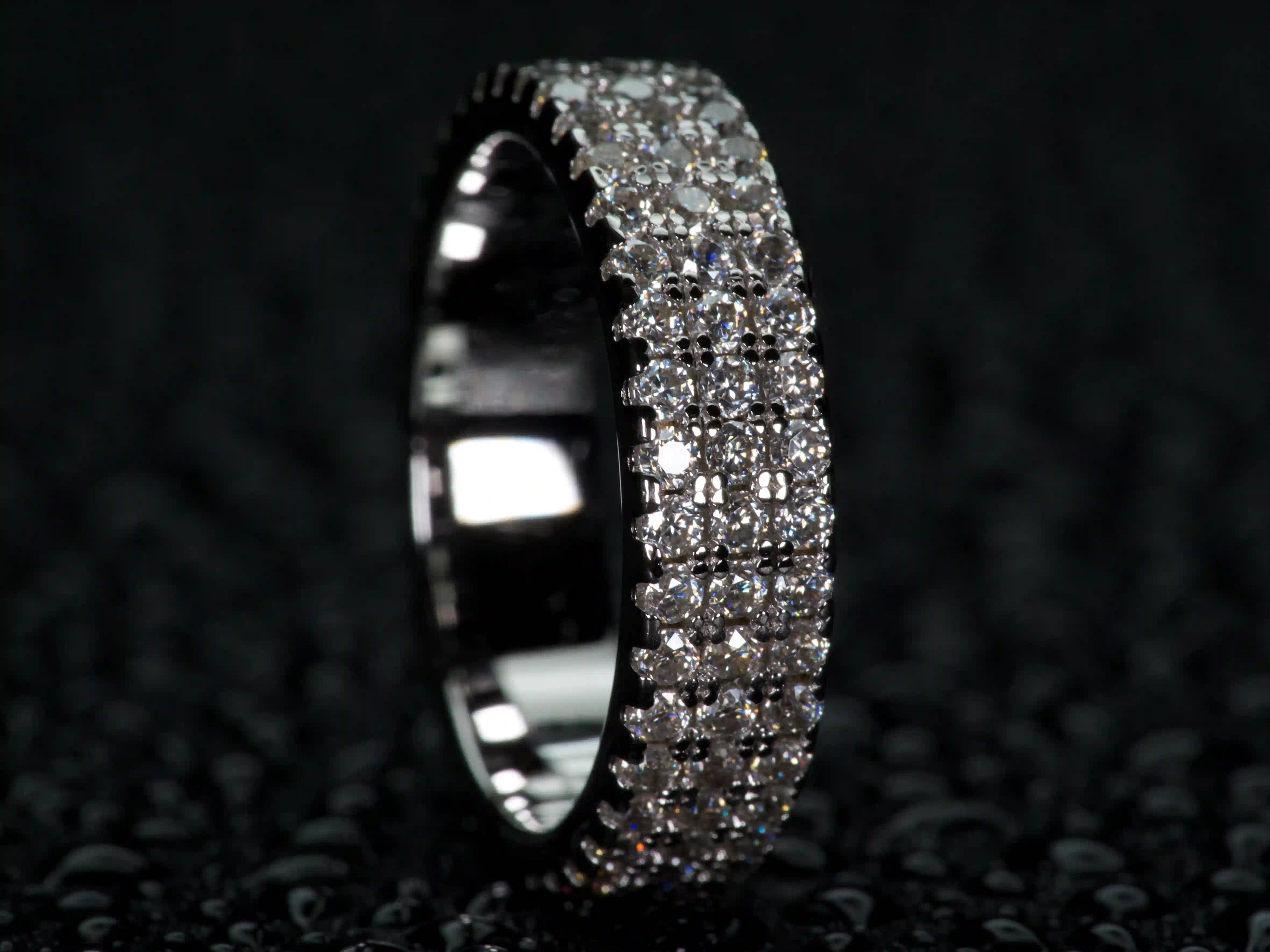 Seitliche Ansicht Moissanite Eternity Ring 3 Reihen, starkes Funkeln und Lichtreflexe bei Bewegung, echte Aufnahme ohne KI im Reallicht