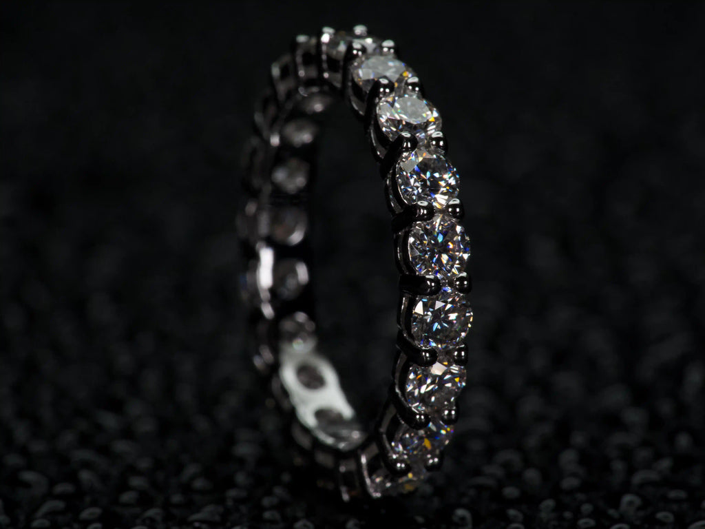 Seitliche Ansicht Moissanite Eternity Ring 3mm, intensive Lichtreflexe und Funkeln bei Bewegung, echte Aufnahme ohne KI