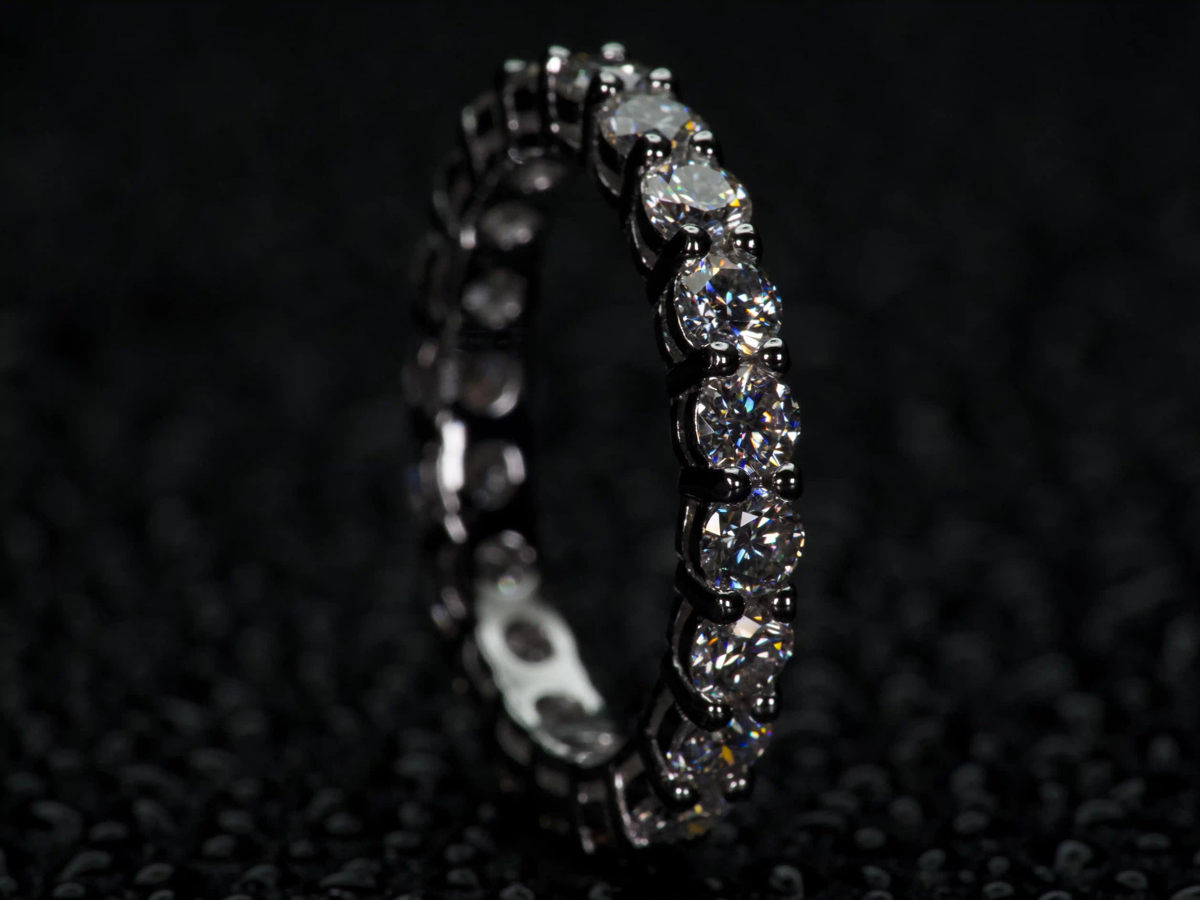 Seitliche Ansicht Moissanite Eternity Ring 3mm, intensive Lichtreflexe und Funkeln bei Bewegung, echte Aufnahme ohne KI