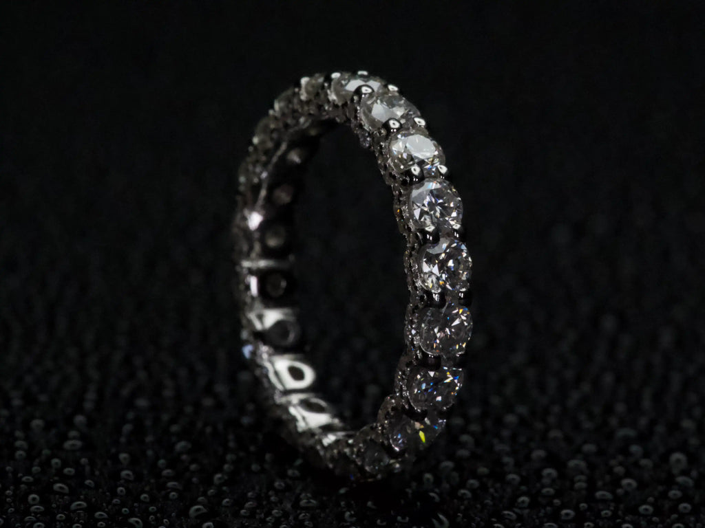 Seitenansicht eines Moissanite Eternity Pavé Rings – doppelte Steinreihe sorgt für intensiven Lichteinfall und starkes Funkeln aus jedem Winkel