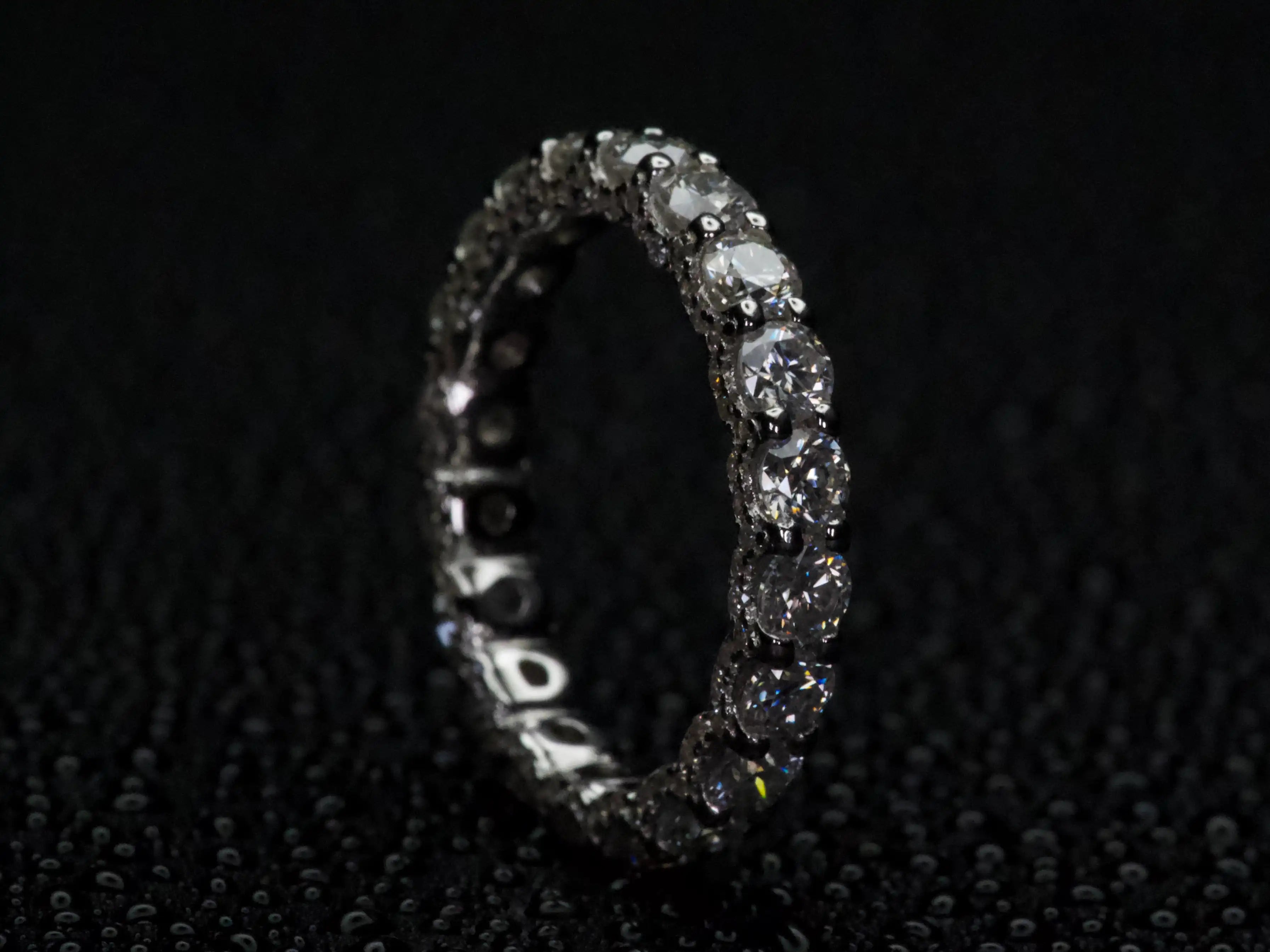 Seitenansicht eines Moissanite Eternity Pavé Rings – doppelte Steinreihe sorgt für intensiven Lichteinfall und starkes Funkeln aus jedem Winkel
