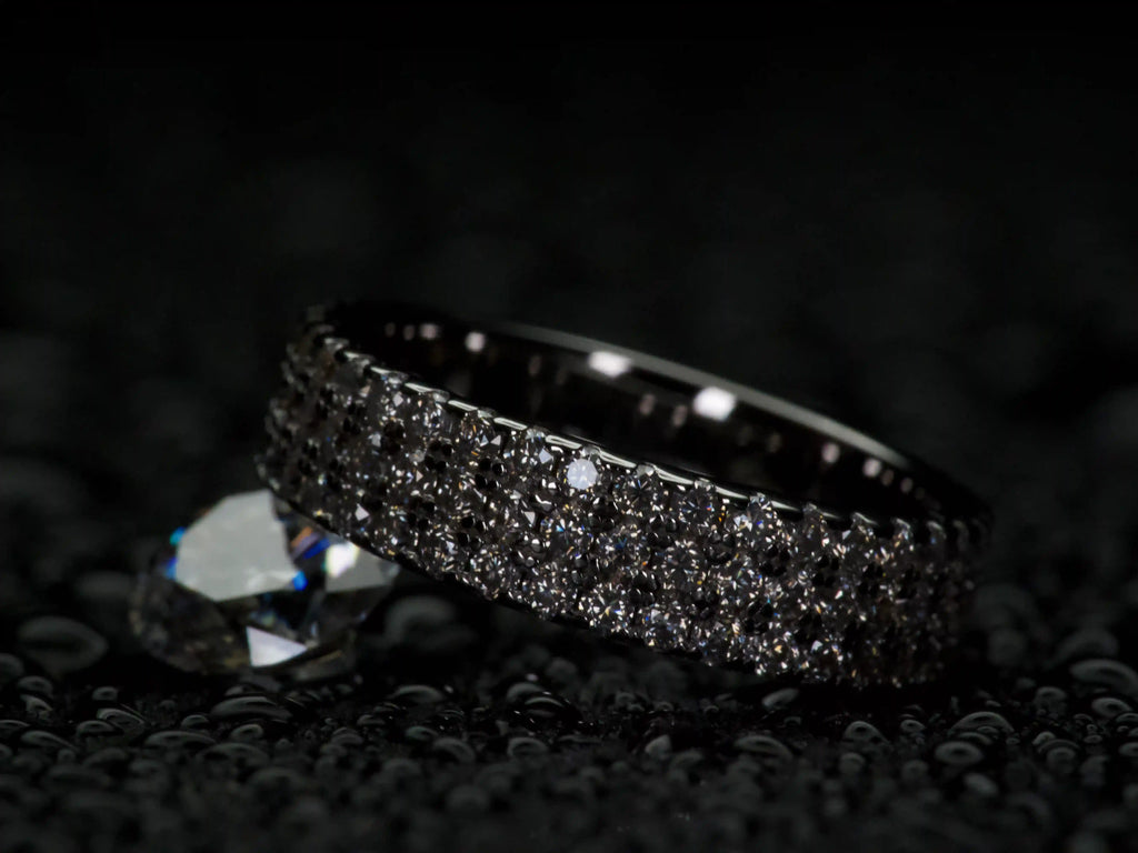 Moissanite Eternity Ring im Vergleich mit 2ct Stein, sichtbares Funkeln und Brillanz Unterschied zu Diamant, echte Fotos ohne KI