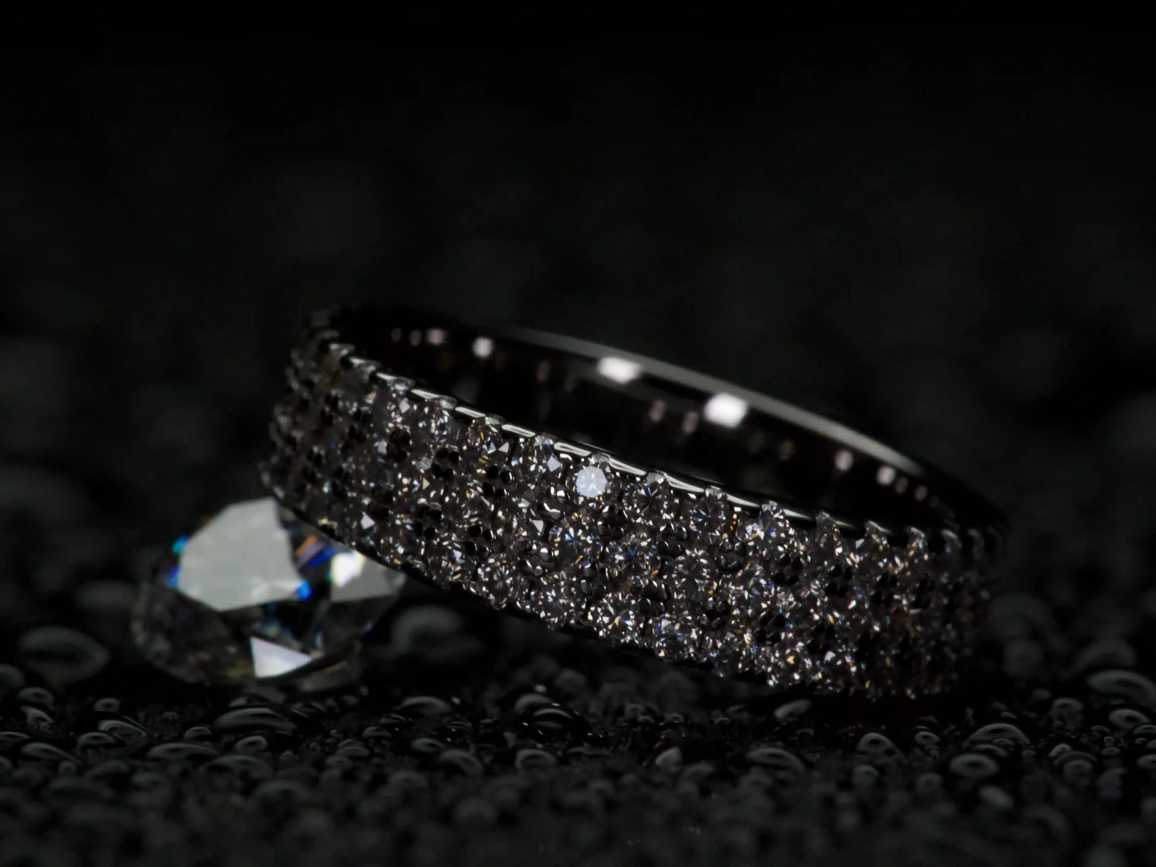 Moissanite Eternity Ring im Vergleich mit 2ct Stein, sichtbares Funkeln und Brillanz Unterschied zu Diamant, echte Fotos ohne KI