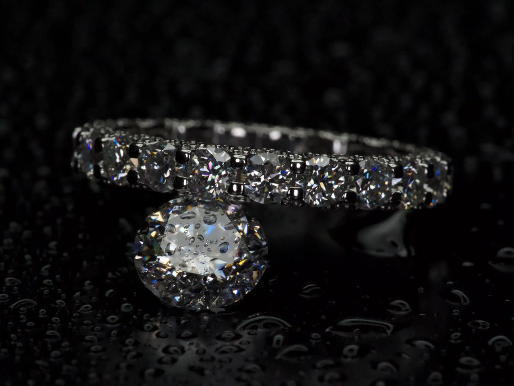 Moissanite Eternity Pavé Ring im Vergleich mit einem 2 ct Moissanite – sichtbarer Unterschied im Funkeln und Lichtreflexion, echte Aufnahme