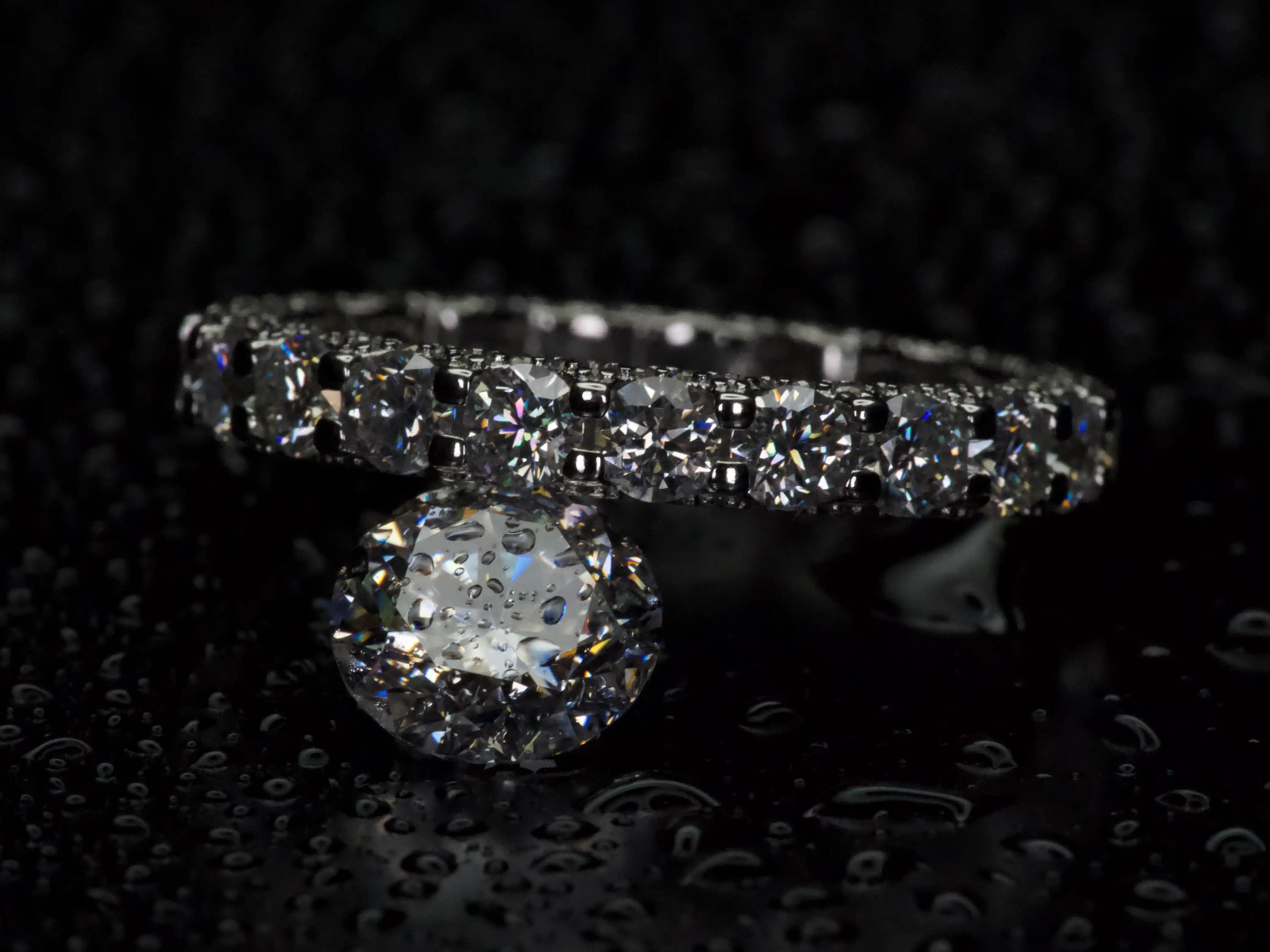Moissanite Eternity Pavé Ring im Vergleich mit einem 2 ct Moissanite – sichtbarer Unterschied im Funkeln und Lichtreflexion, echte Aufnahme