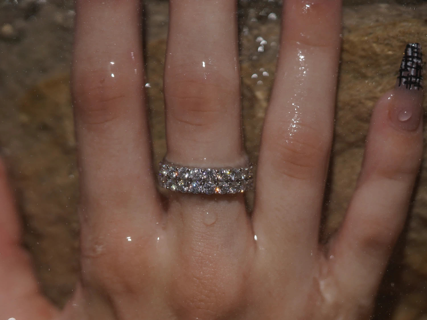 Moissanite Eternity Ring im Wasser getragen, starkes Funkeln trotz Wasser und Bewegung, echte Fotos im Reallicht ohne KI
