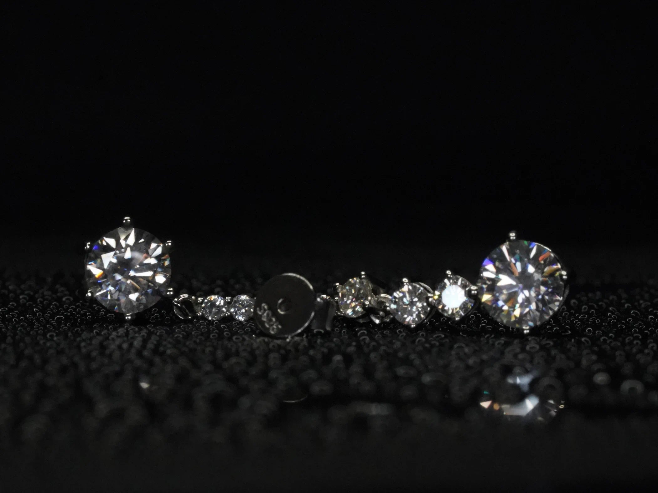 Moissanite Ohrringe mit kleinen und Großen Moissanite von oben nach unten