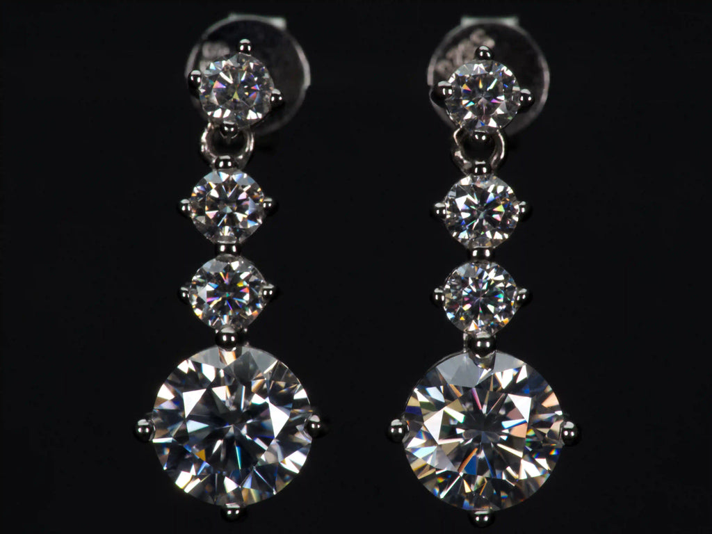 Moissanite Hängeohrringe frontal mit 1 ct Anhänger und 3x 3 mm Steinen, extrem starkes Funkeln im echten Licht, sichtbar mehr Feuer als Diamant, 925 Silber mit Weißgold Veredelung, echte Makroaufnahme