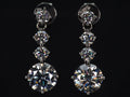 Moissanite Hängeohrringe frontal mit 1 ct Anhänger und 3x 3 mm Steinen, extrem starkes Funkeln im echten Licht, sichtbar mehr Feuer als Diamant, 925 Silber mit Weißgold Veredelung, echte Makroaufnahme