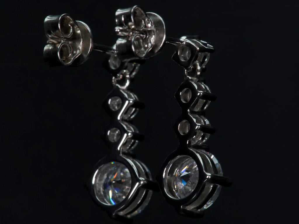 Rückseite der Moissanite Hängeohrringe mit Butterflyverschluss und feiner Verarbeitung, 925 Silber mit Weißgold Veredelung, Detailansicht im echten Licht