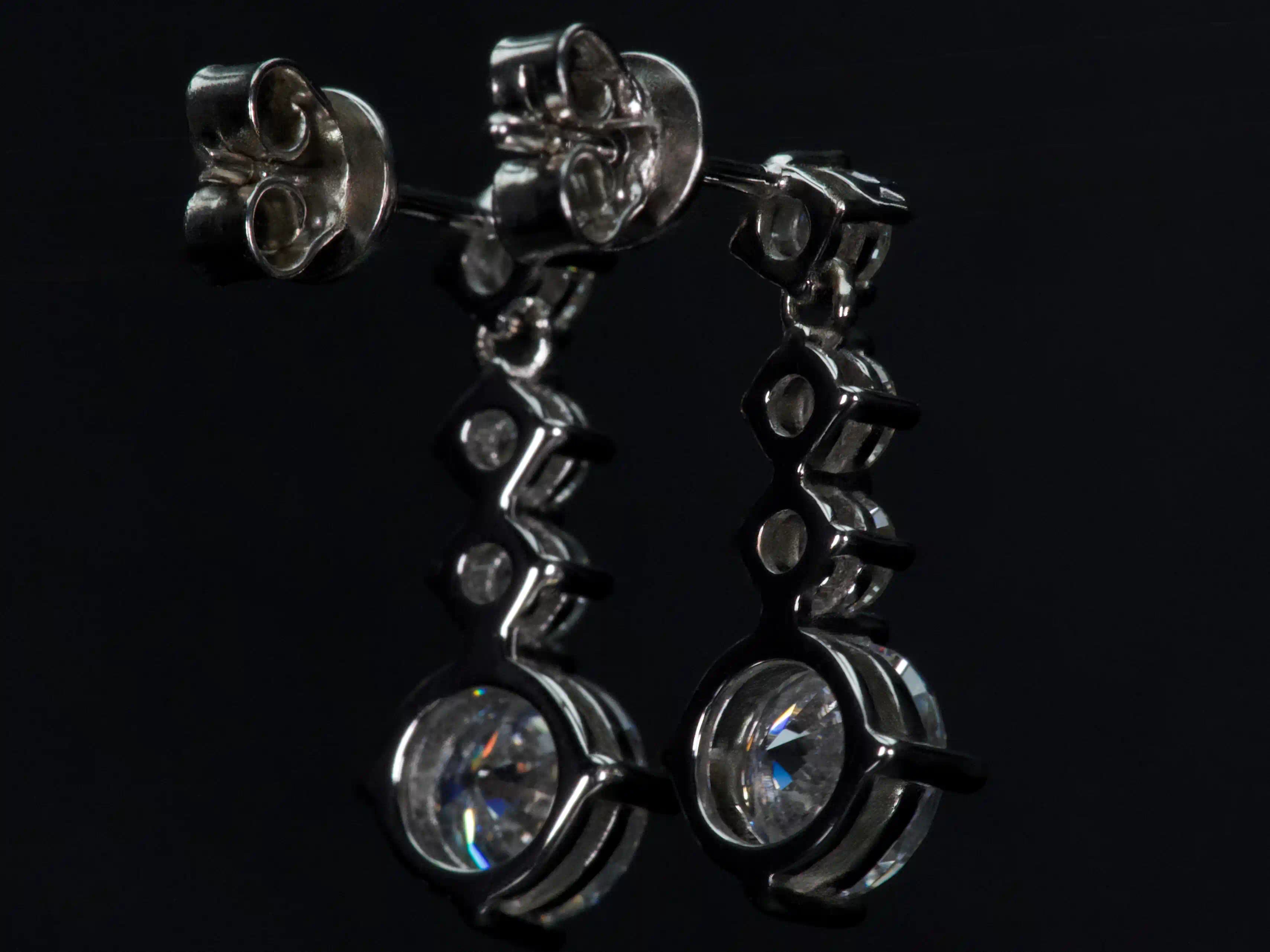 Rückseite der Moissanite Hängeohrringe mit Butterflyverschluss und feiner Verarbeitung, 925 Silber mit Weißgold Veredelung, Detailansicht im echten Licht