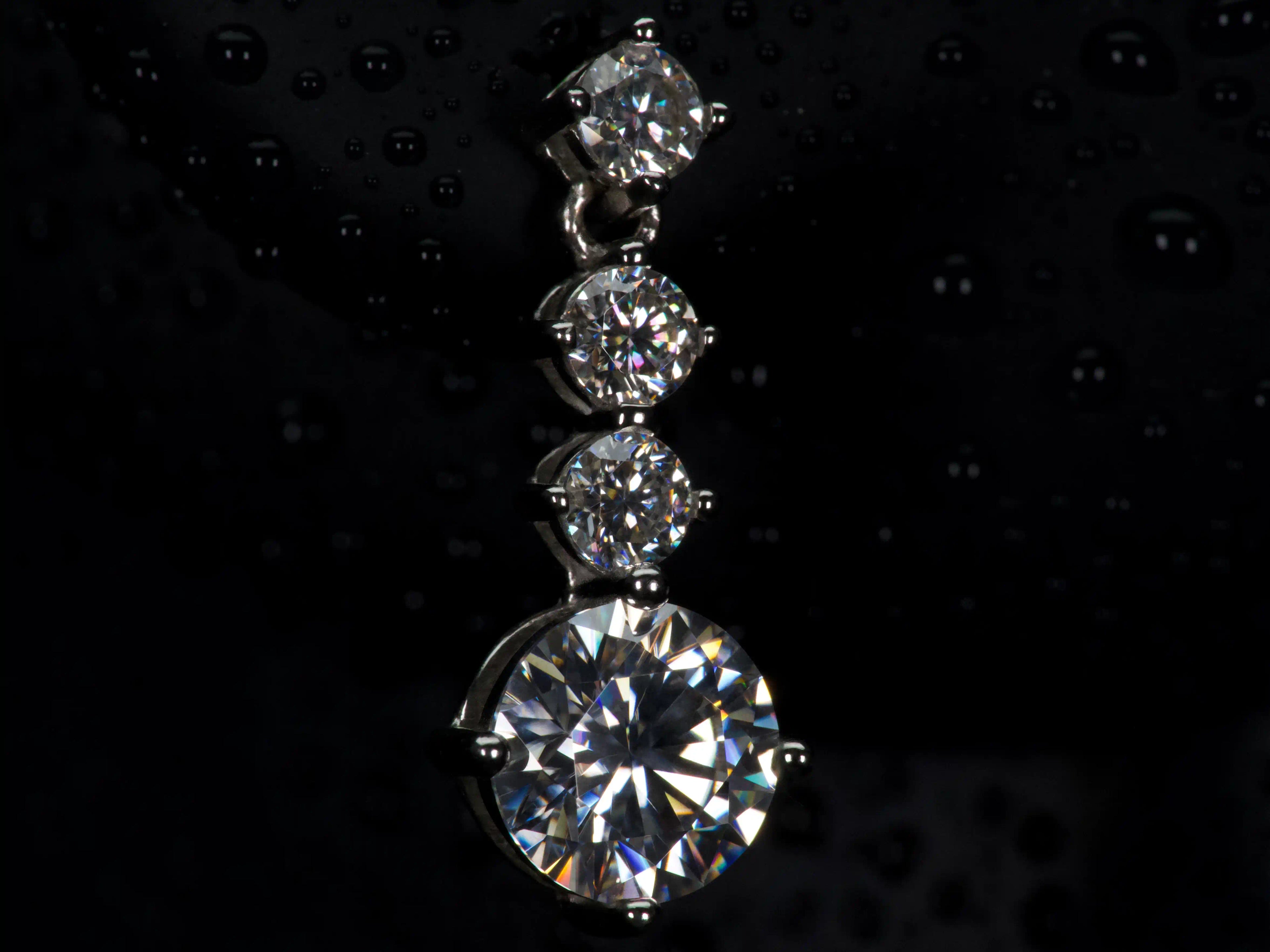 Moissanite Hängeohrringe seitlich im Halter mit beweglichem 1 ct Anhänger, sichtbares Funkeln bei Bewegung im echten Licht, 925 Silber Weißgold veredelt