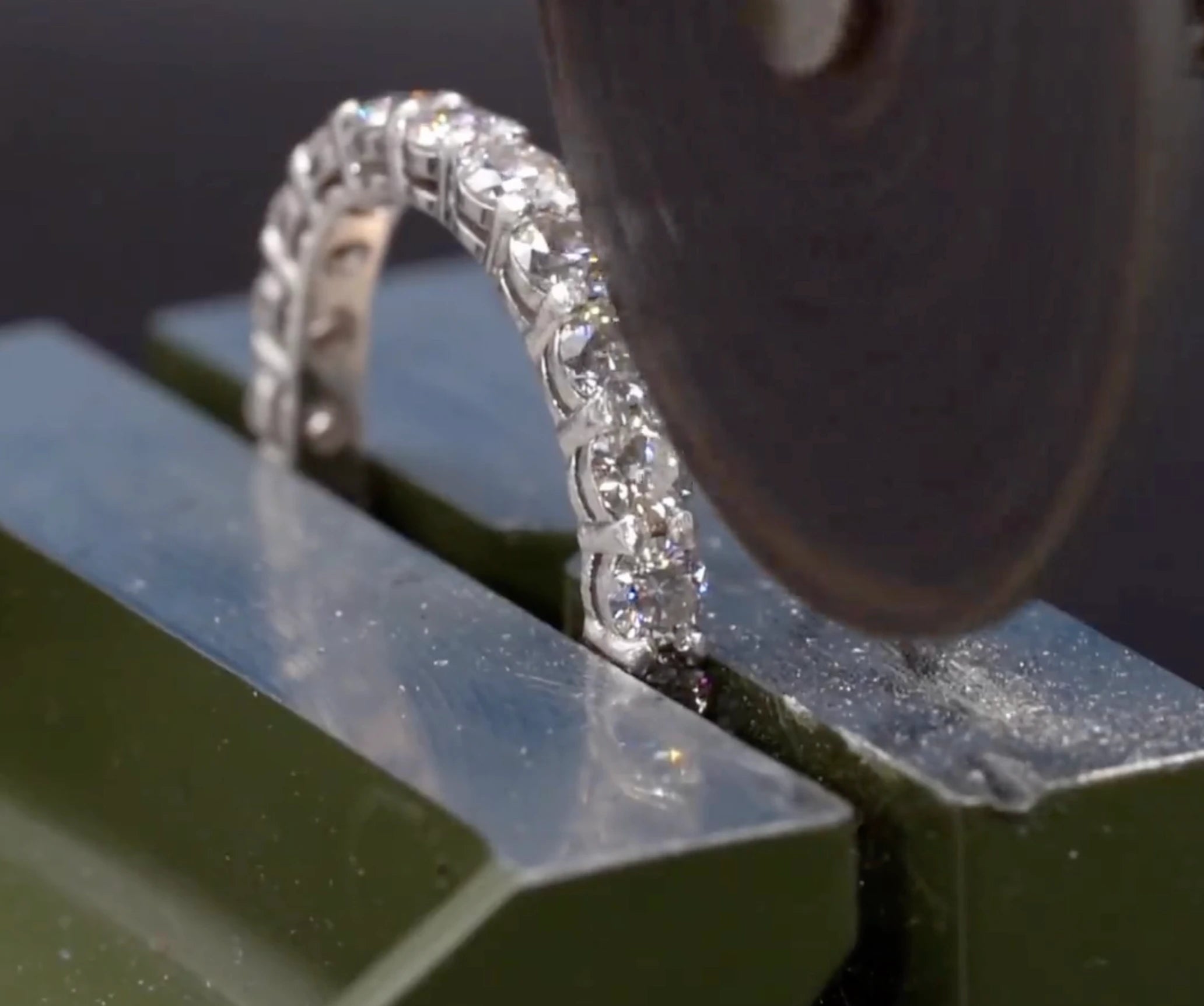 Moissanite Härtetest – Moissanite Ring wird mit Flex bearbeitet um zu testen ob der Stein kratzfest ist