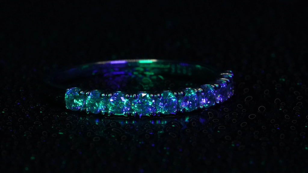 Moissanite Ring mit Moissaniten zu hälfte besetzt in Sterling Silber gefasst.