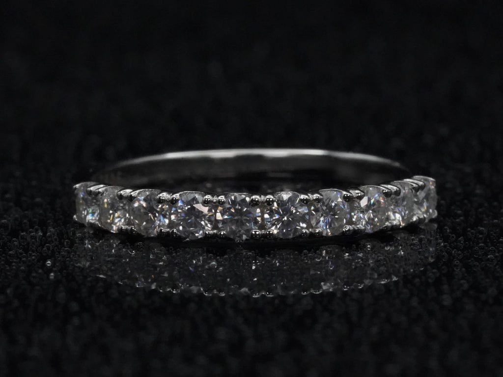 Moissanite-Ring mit 10 brillant geschliffenen Steinen – frontal fotografiert in 925 Sterling Silber
