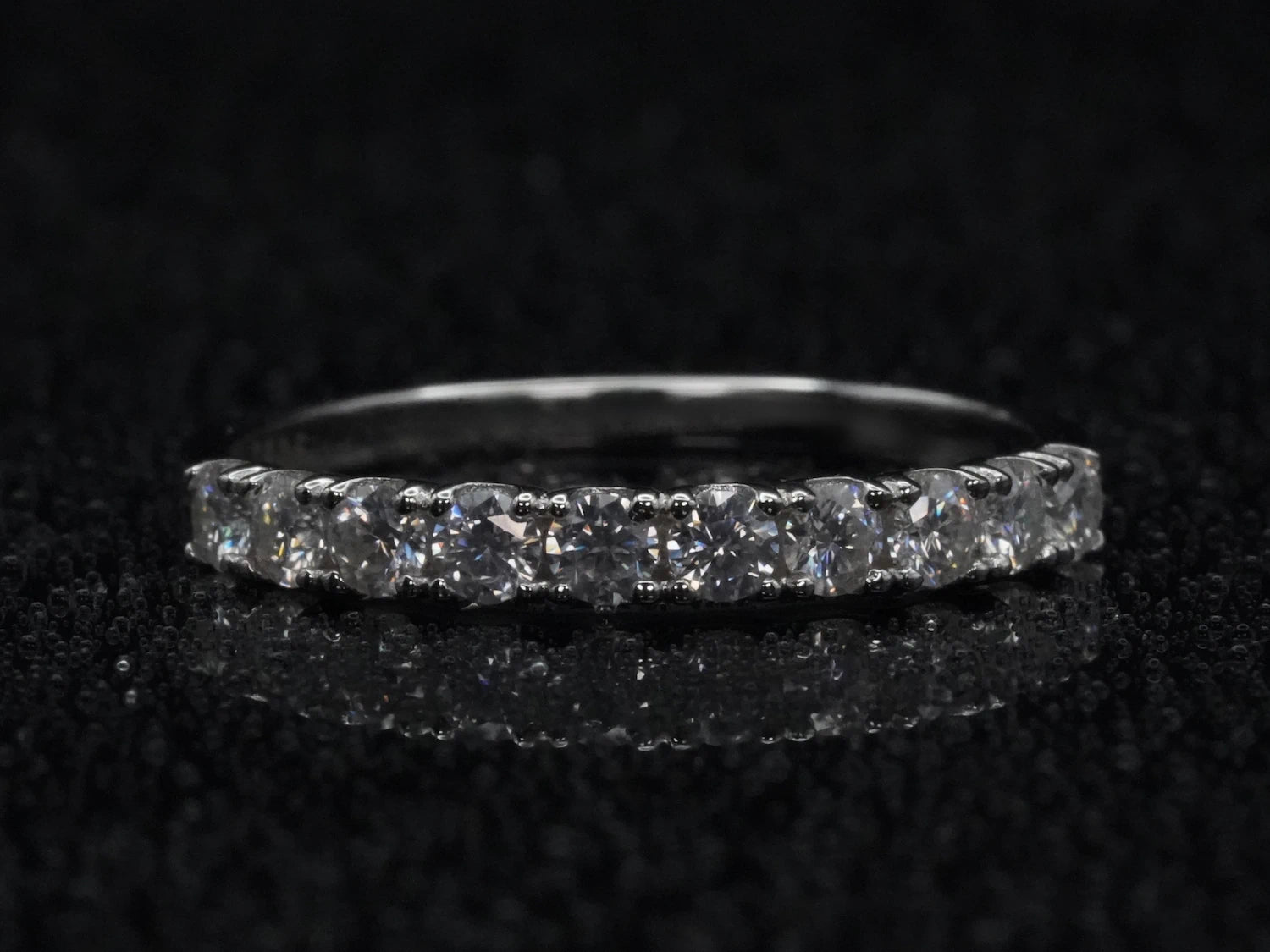 Moissanite-Ring mit 10 brillant geschliffenen Steinen – frontal fotografiert in 925 Sterling Silber