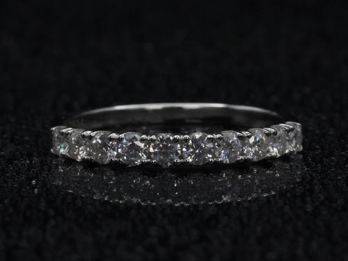 Moissanite-Ring mit 10 brillant geschliffenen Steinen – frontal fotografiert in 925 Sterling Silber