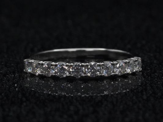 Moissanite-Ring mit 10 brillant geschliffenen Steinen – frontal fotografiert in 925 Sterling Silber