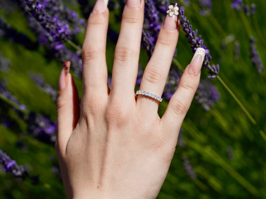 Moissanit Ring im Halb Eternity Design mit 10 Steinen und 1 ct im Lavendelfeld