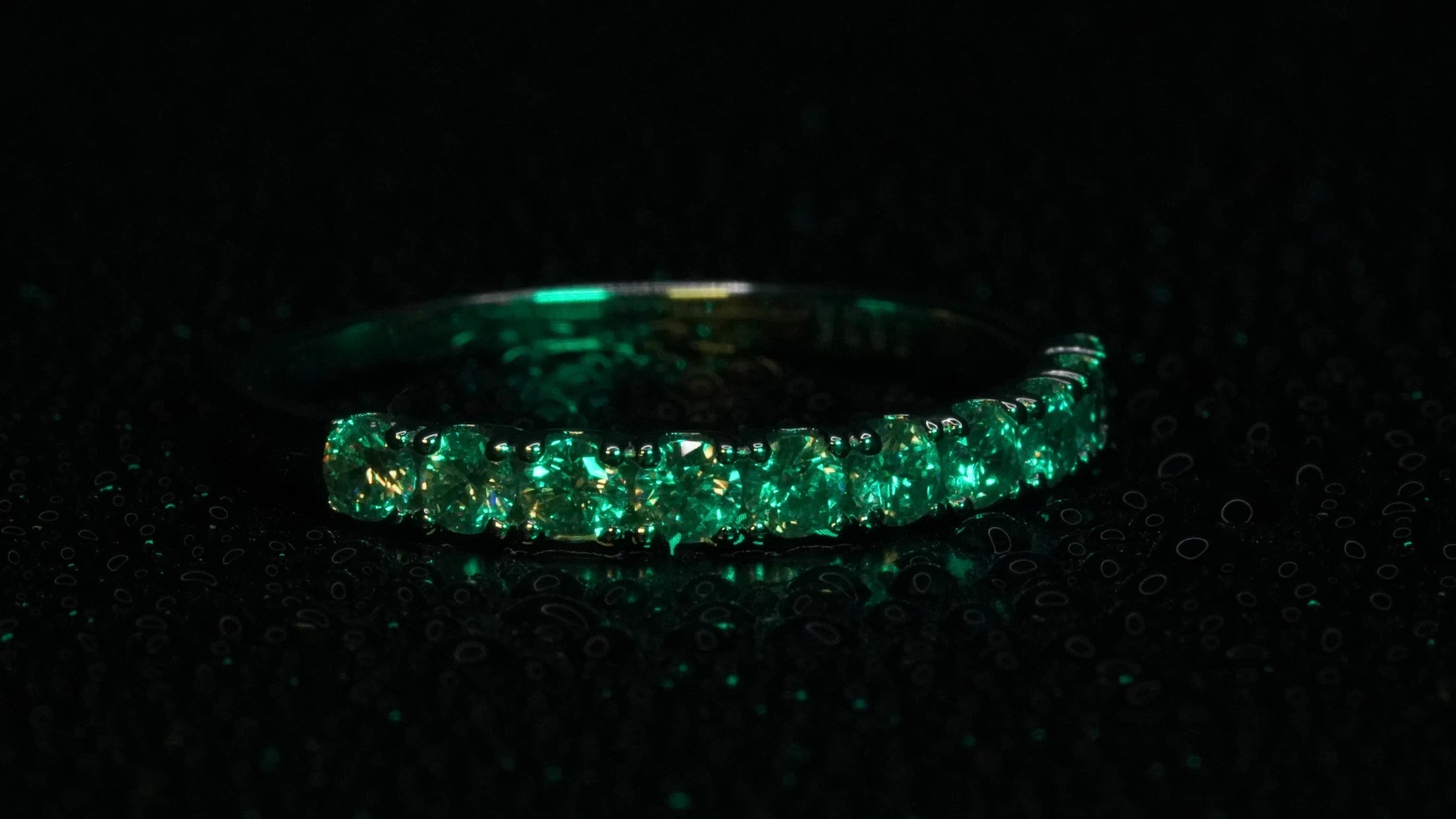 Moissanite Halb Eternity Ring in grünem Licht funkelt wie verrückt