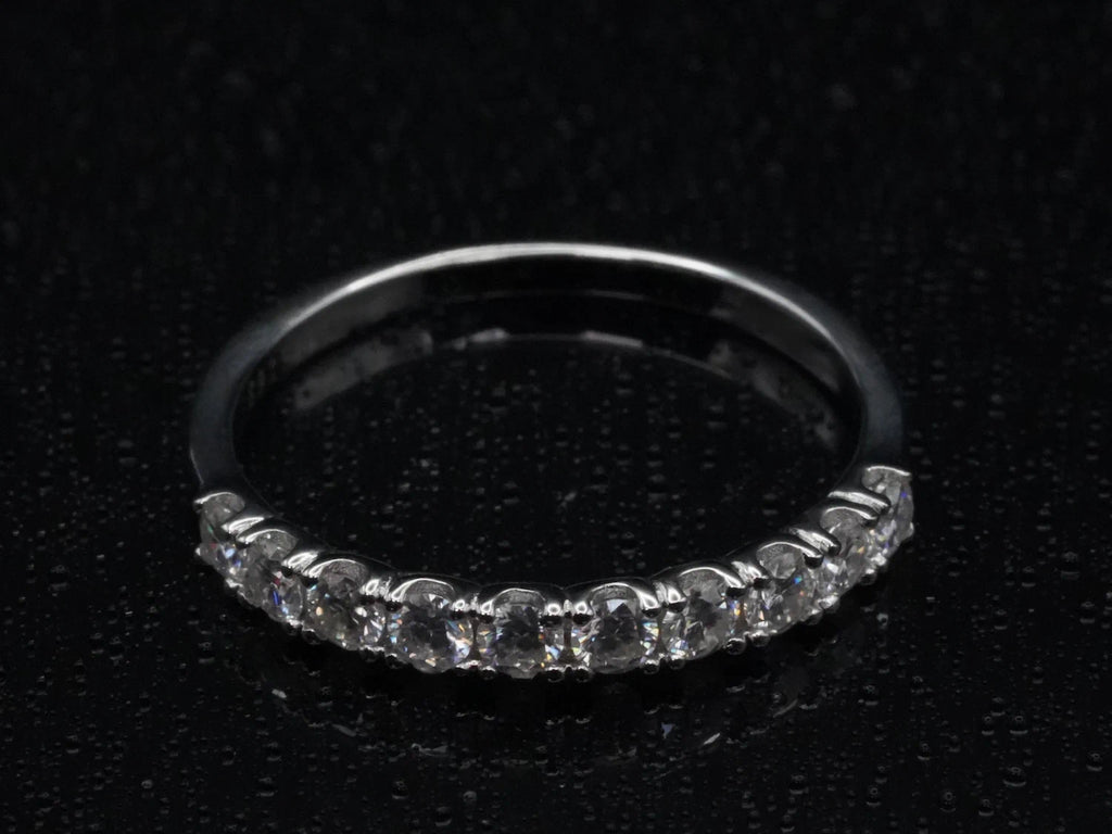  Draufsicht auf den Moissanite-Ring mit 10 Steinen – symmetrisch angeordnet in feiner Silberfassung