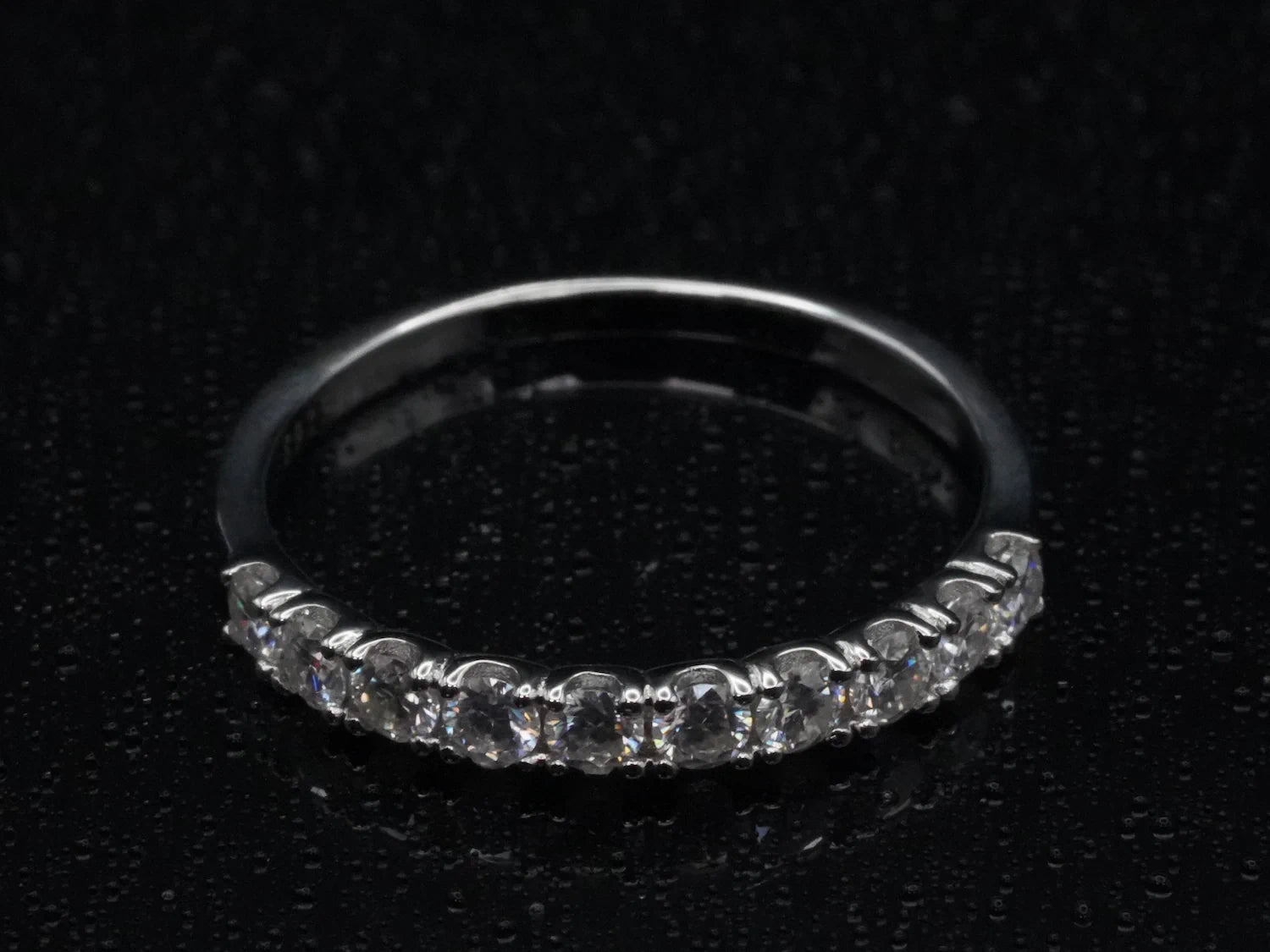  Draufsicht auf den Moissanite-Ring mit 10 Steinen – symmetrisch angeordnet in feiner Silberfassung