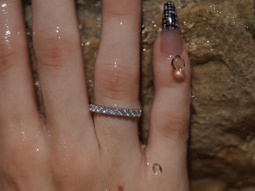 Moissanite Ring aus Sterling Silber mit Weißgold-Finish – dezenter Moissanite Schmuck mit fein gefassten Steinen, elegantes Funkeln im Wasserlicht.