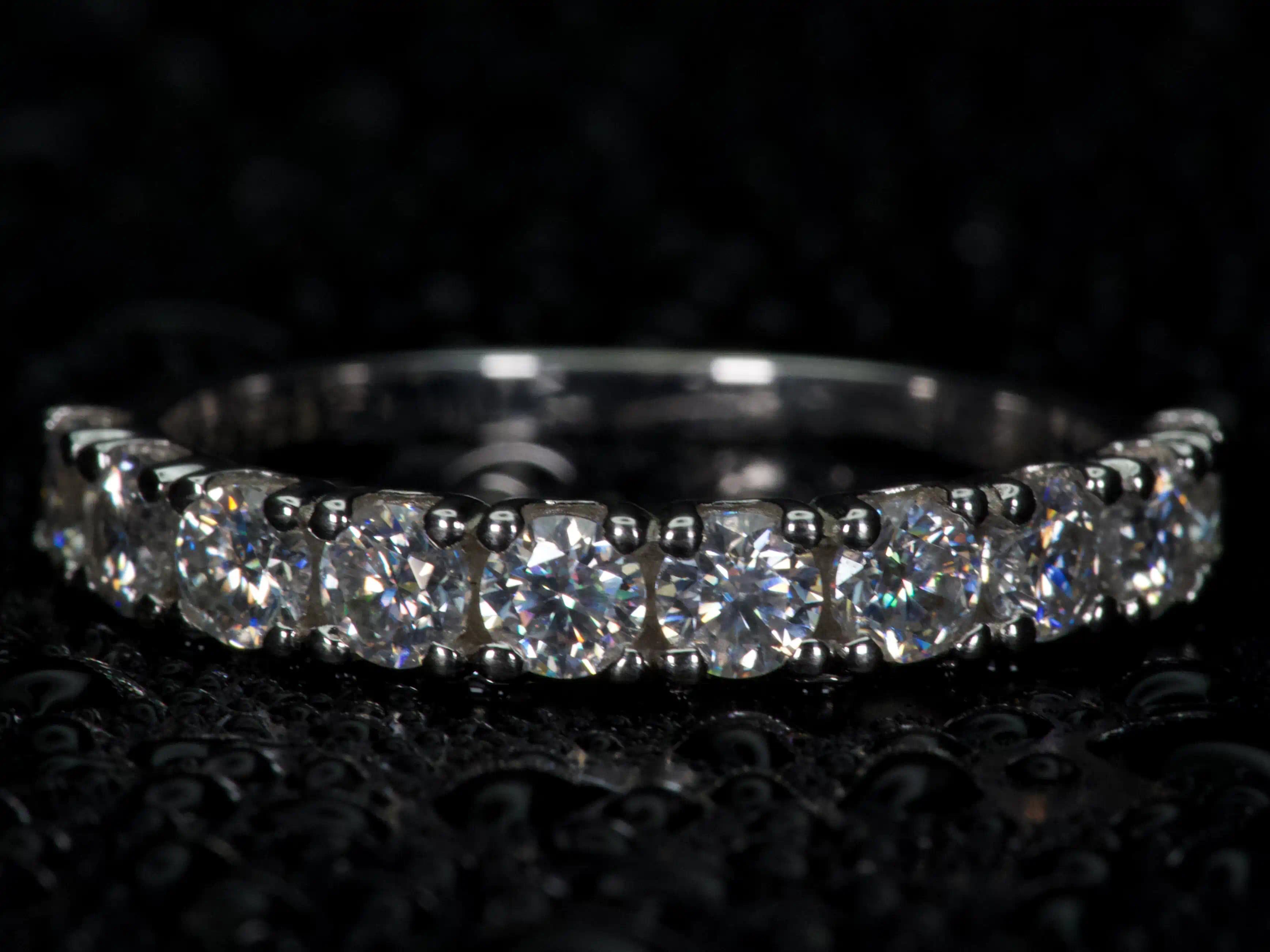 Moissanite Halb Eternity Ring 1ct frontal – echte Fotos zeigen starkes Funkeln wie Diamant, 925 Silber mit Weißgold Veredelung