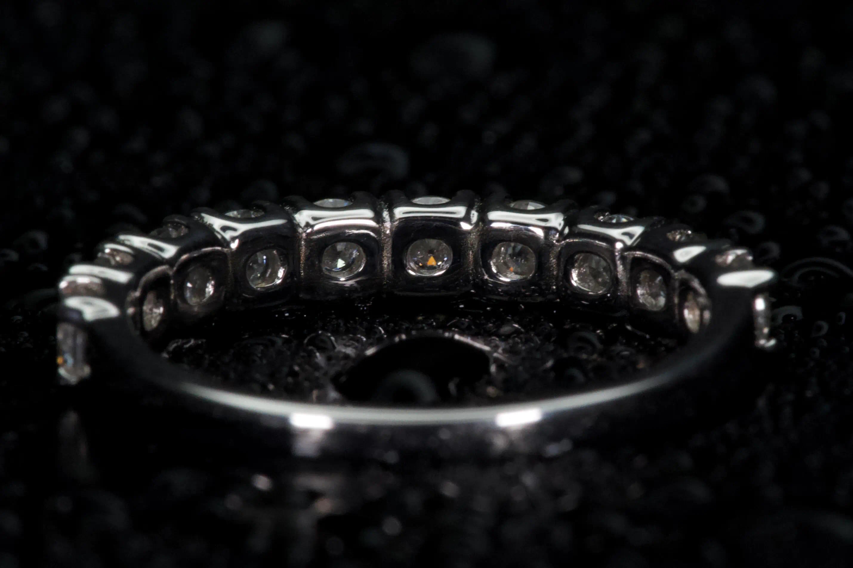 Rückseite Moissanite Halb Eternity Ring – echte Fotos zeigen offene Fassung und Verarbeitung in 925 Silber