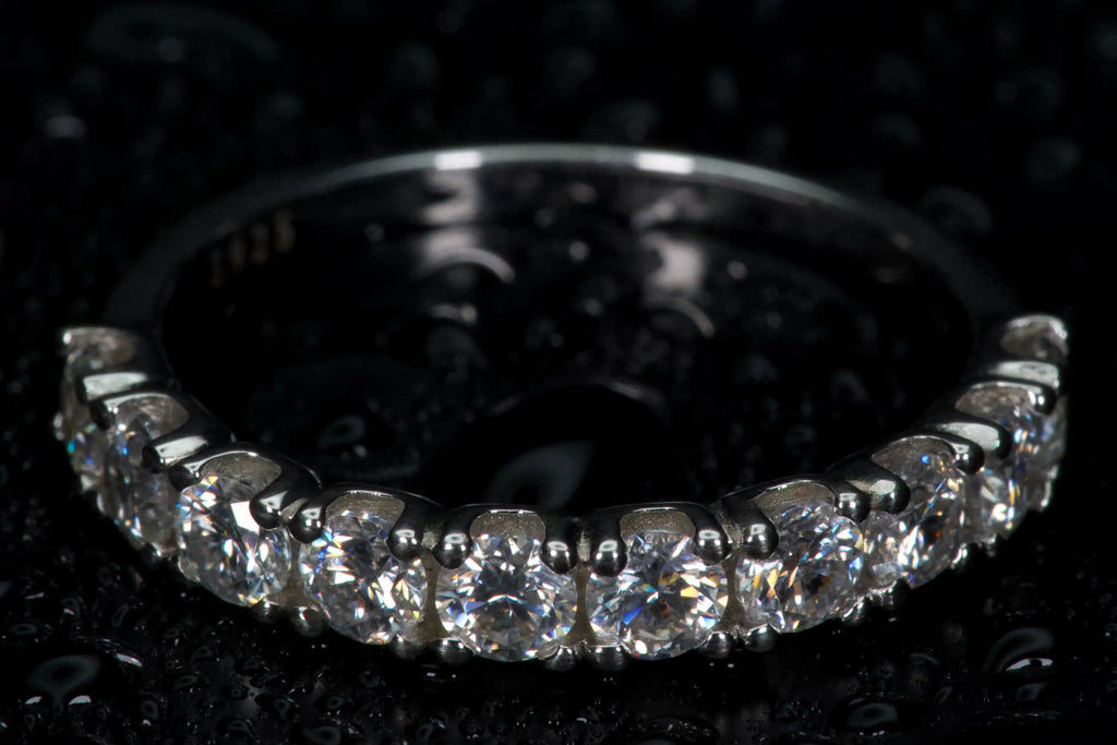 Moissanite Halb Eternity Ring von oben – echte Fotos zeigen gleichmäßiges Funkeln der Rundsteine im Diamant Vergleich